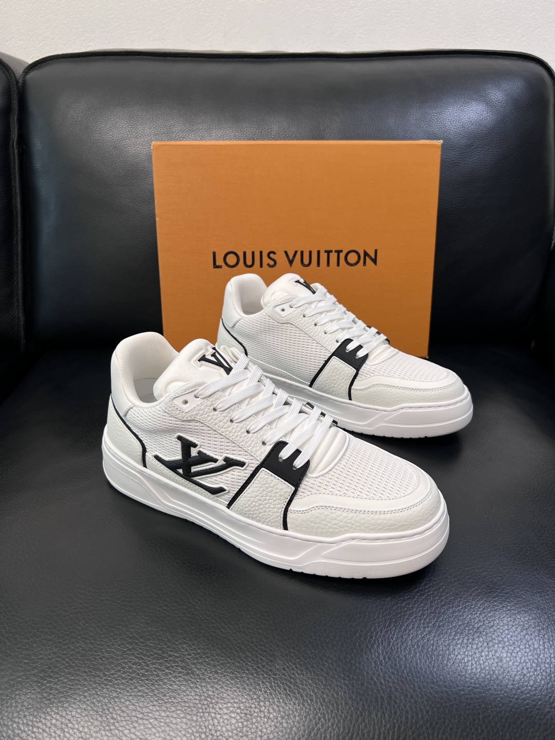 Lv  高品质  顶级工艺品  路易威登，运动板鞋专柜同步，鞋面意大利进口，高品质拼接缤纷色彩复杂工艺品