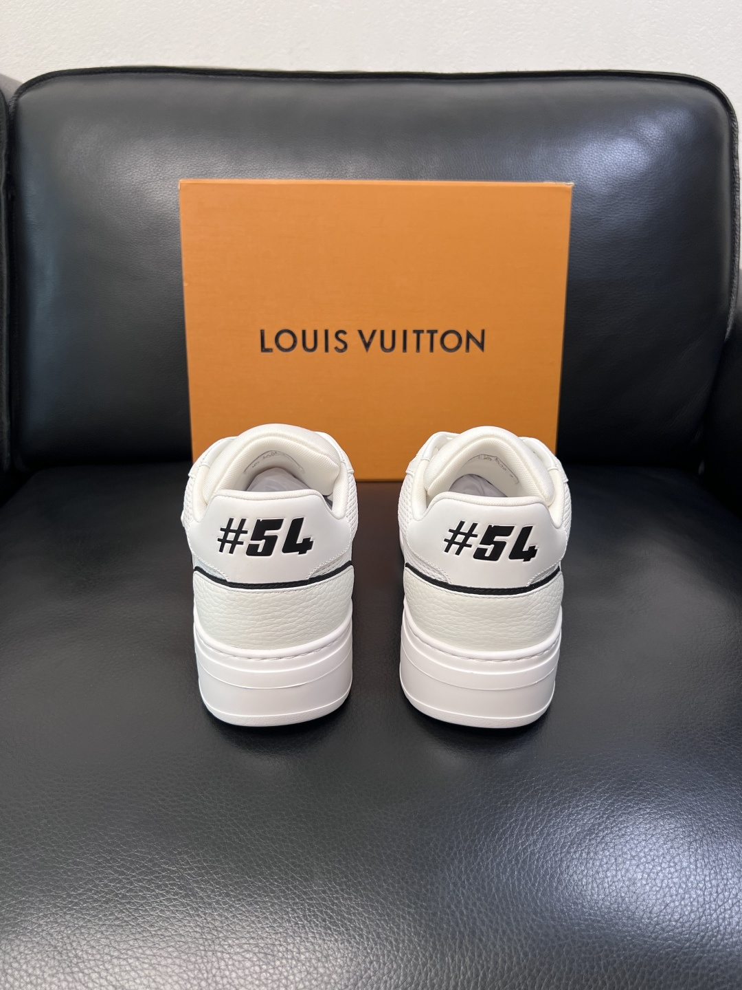 Lv  高品质  顶级工艺品  路易威登，运动板鞋专柜同步，鞋面意大利进口，高品质拼接缤纷色彩复杂工艺品