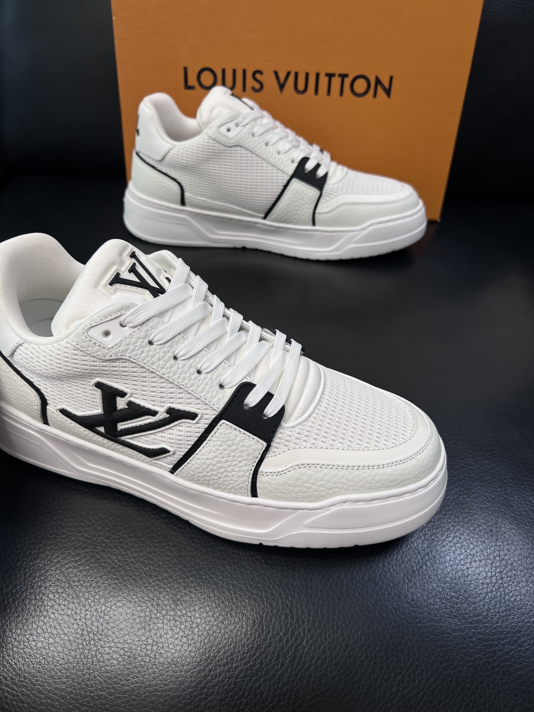 Lv  高品质  顶级工艺品  路易威登，运动板鞋专柜同步，鞋面意大利进口，高品质拼接缤纷色彩复杂工艺品