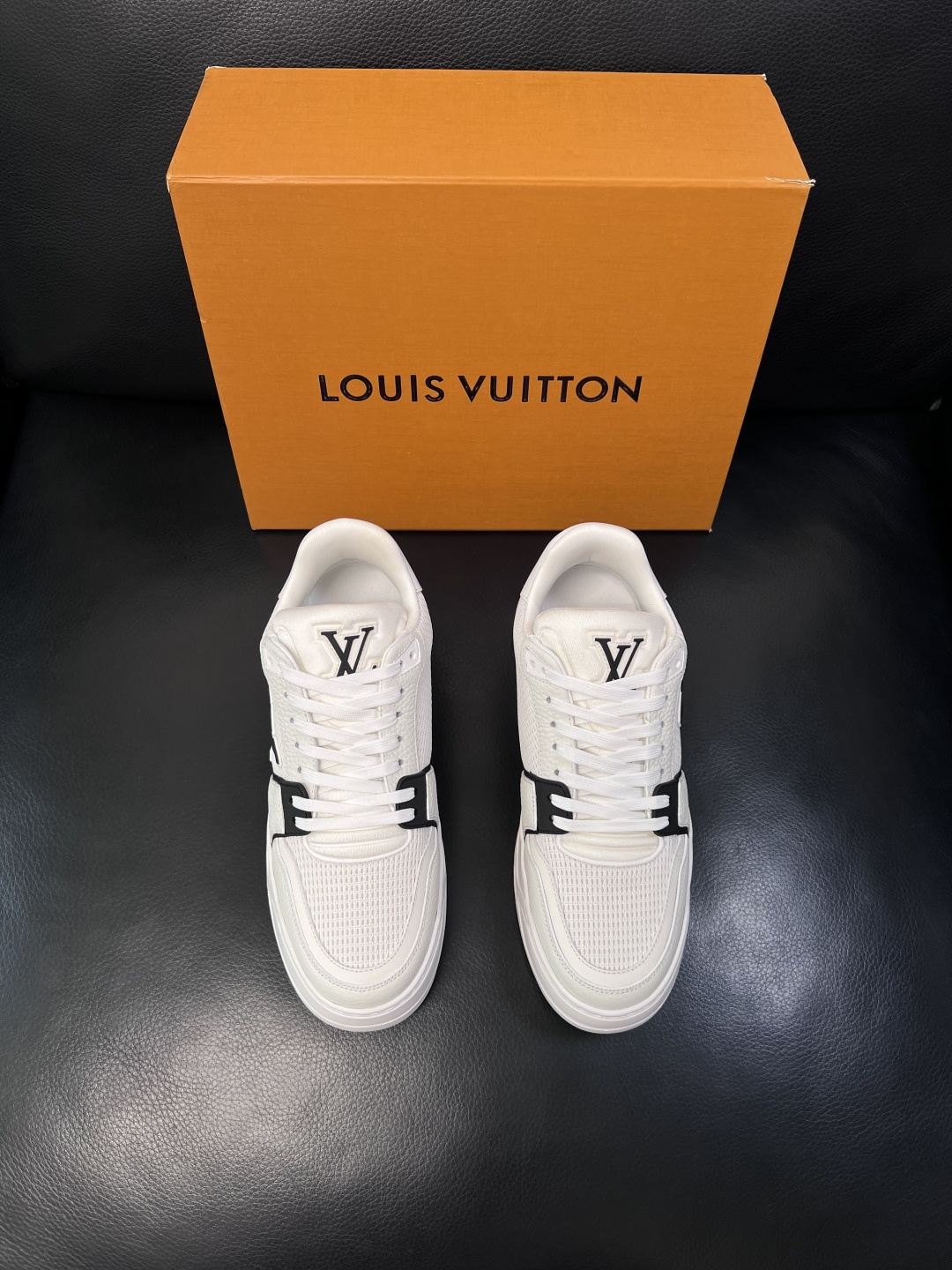 Lv  高品质  顶级工艺品  路易威登，运动板鞋专柜同步，鞋面意大利进口，高品质拼接缤纷色彩复杂工艺品