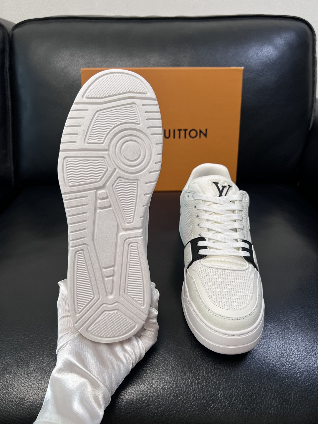 Lv  高品质  顶级工艺品  路易威登，运动板鞋专柜同步，鞋面意大利进口，高品质拼接缤纷色彩复杂工艺品