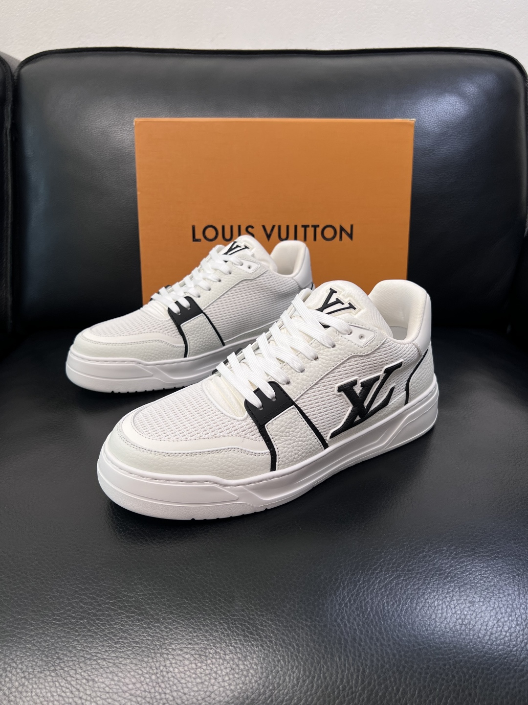 Lv  高品质  顶级工艺品  路易威登，运动板鞋专柜同步，鞋面意大利进口，高品质拼接缤纷色彩复杂工艺品