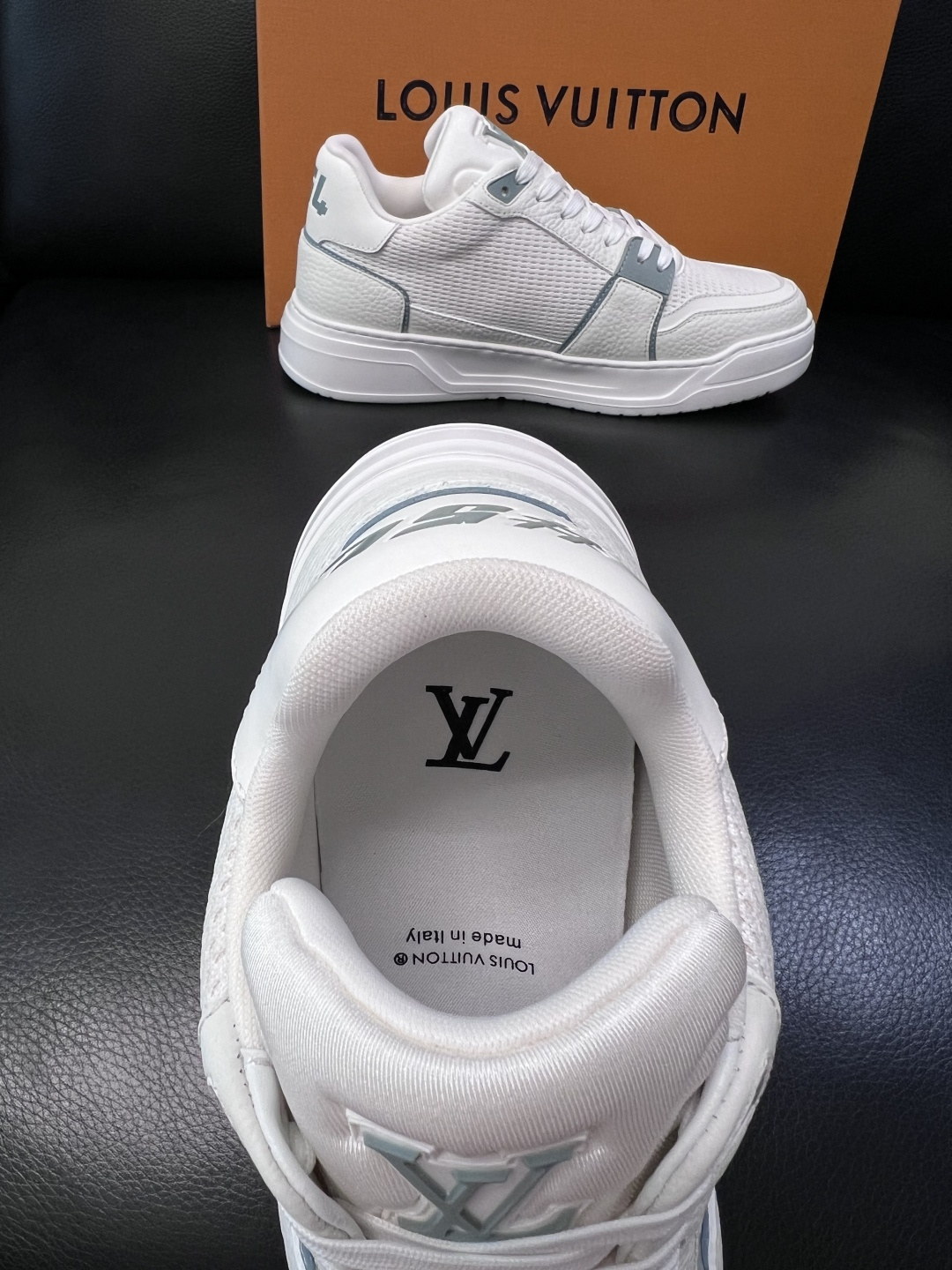 Lv  高品质  顶级工艺品  路易威登，运动板鞋专柜同步，鞋面意大利进口，高品质拼接缤纷色彩复杂工艺品