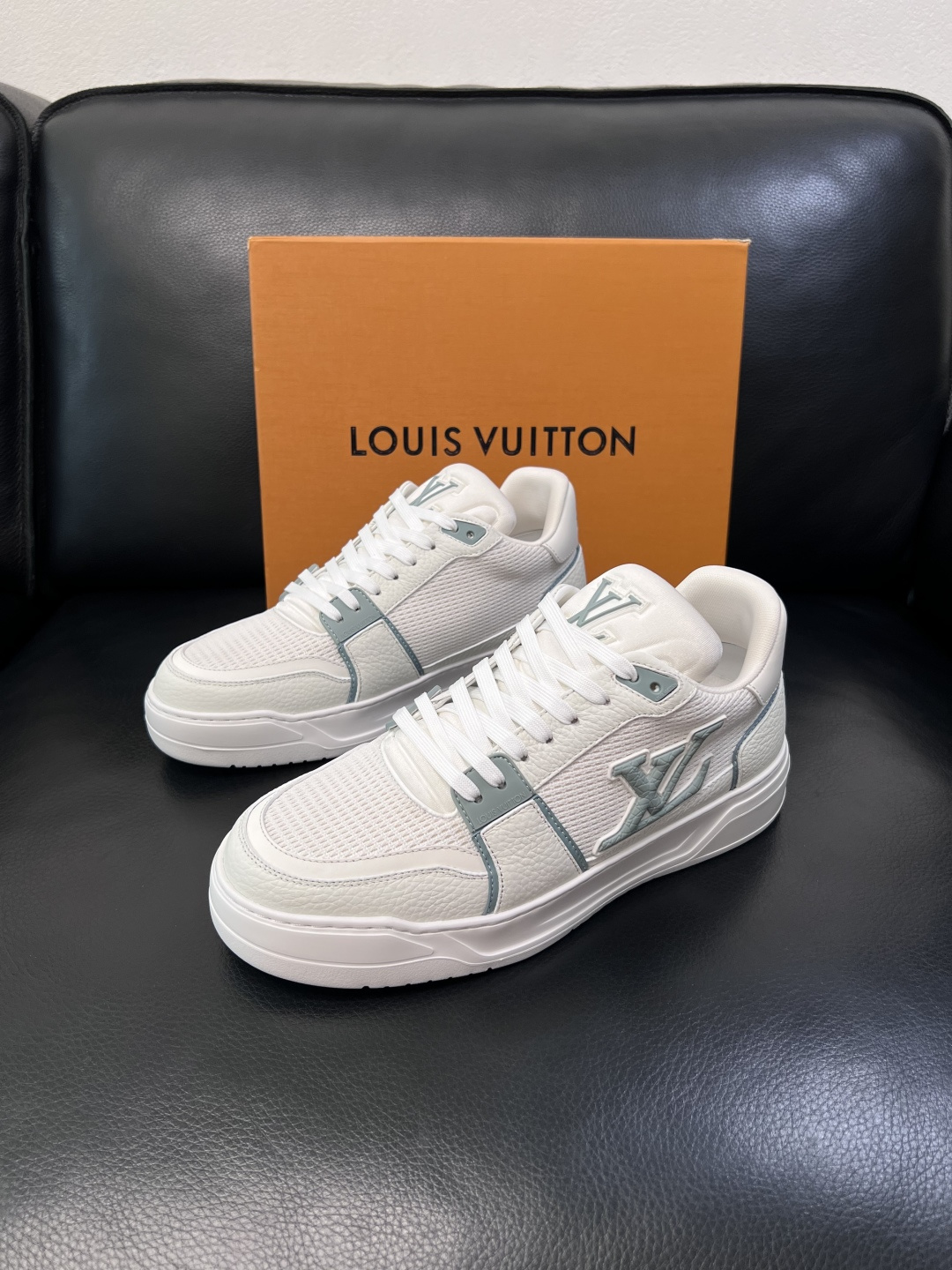 Lv  高品质  顶级工艺品  路易威登，运动板鞋专柜同步，鞋面意大利进口，高品质拼接缤纷色彩复杂工艺品
