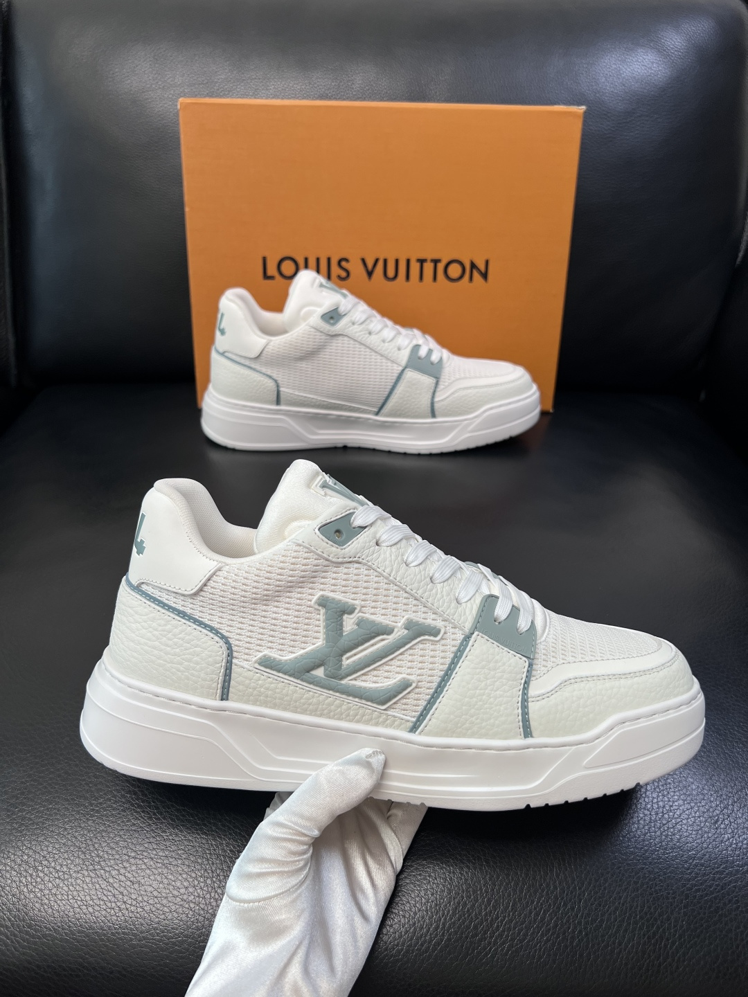 Lv  高品质  顶级工艺品  路易威登，运动板鞋专柜同步，鞋面意大利进口，高品质拼接缤纷色彩复杂工艺品