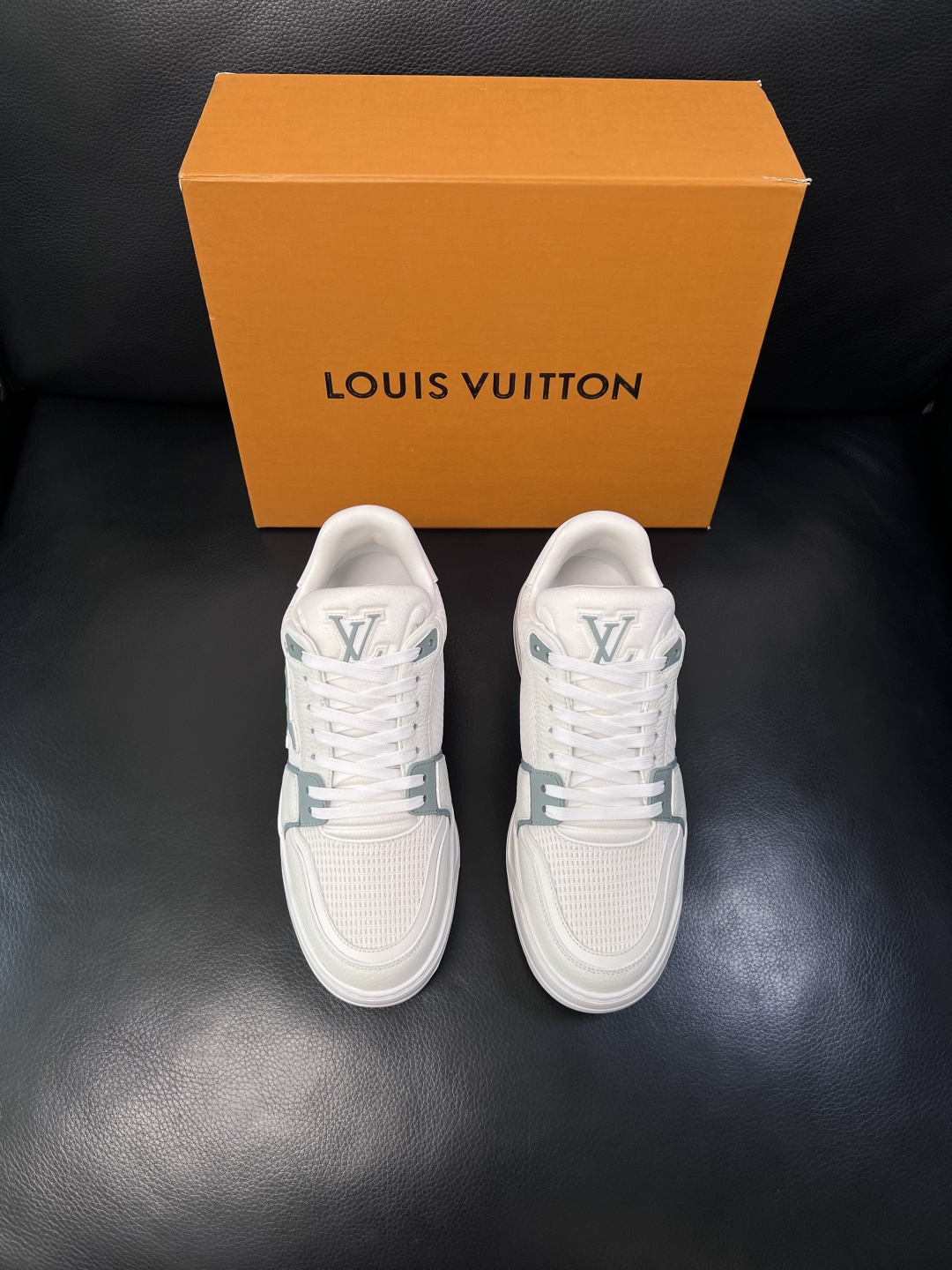 Lv  高品质  顶级工艺品  路易威登，运动板鞋专柜同步，鞋面意大利进口，高品质拼接缤纷色彩复杂工艺品