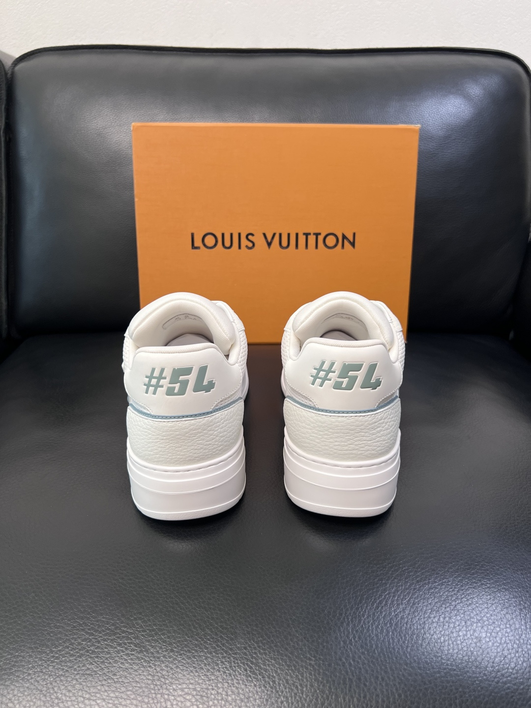Lv  高品质  顶级工艺品  路易威登，运动板鞋专柜同步，鞋面意大利进口，高品质拼接缤纷色彩复杂工艺品