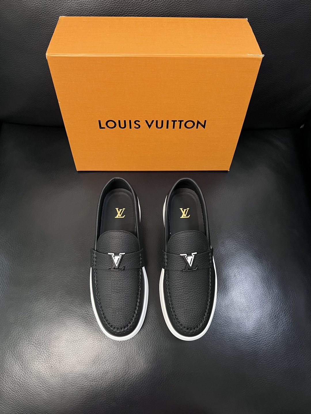 Lv  高品质  顶级工艺品  路易威登，运动板鞋专柜同步，鞋面意大利进口，高品质拼接缤纷色彩复杂工艺品
