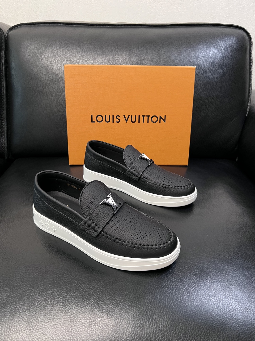 Lv  高品质  顶级工艺品  路易威登，运动板鞋专柜同步，鞋面意大利进口，高品质拼接缤纷色彩复杂工艺品