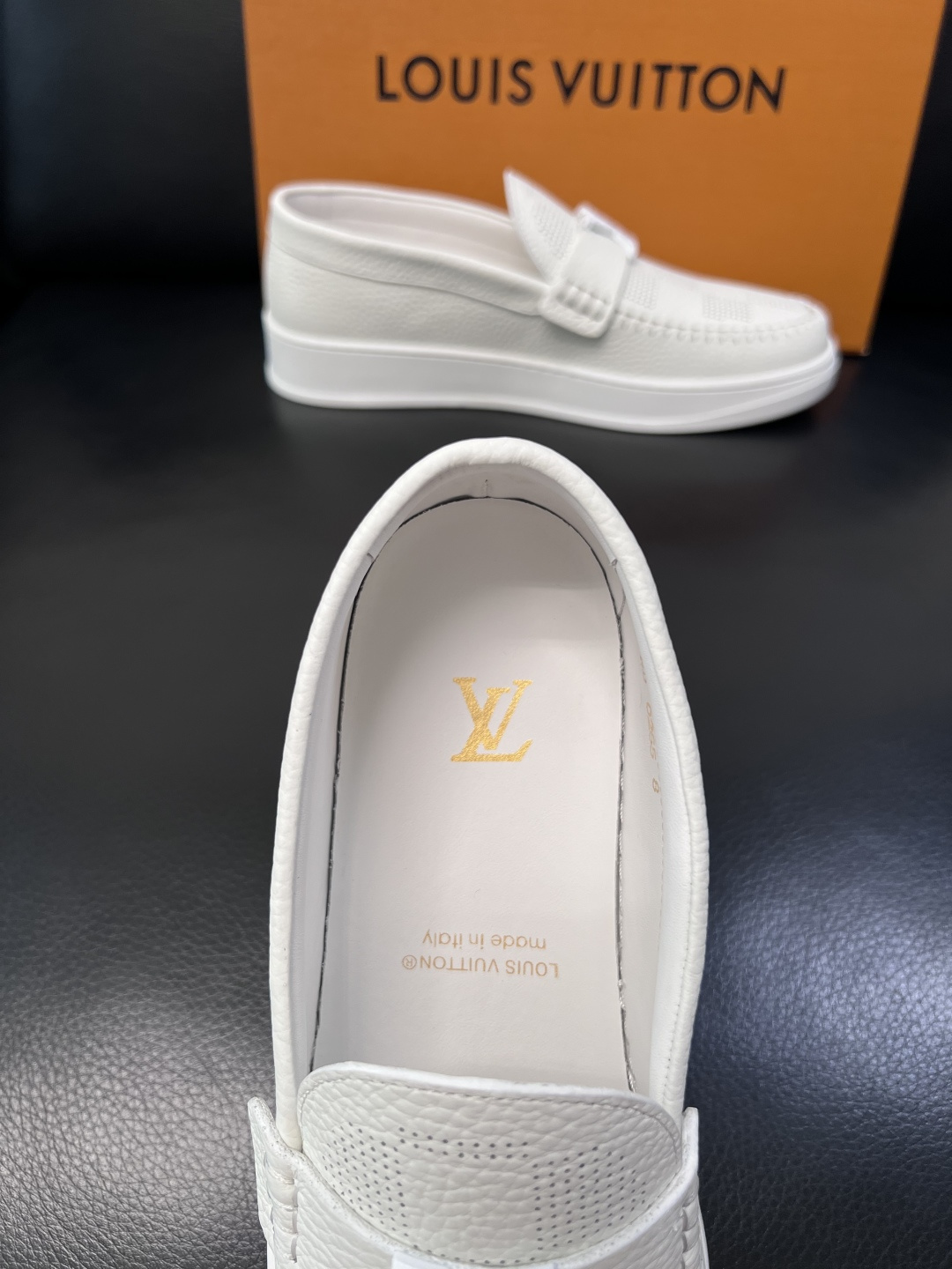 Lv  高品质  顶级工艺品  路易威登，运动板鞋专柜同步，鞋面意大利进口，高品质拼接缤纷色彩复杂工艺品