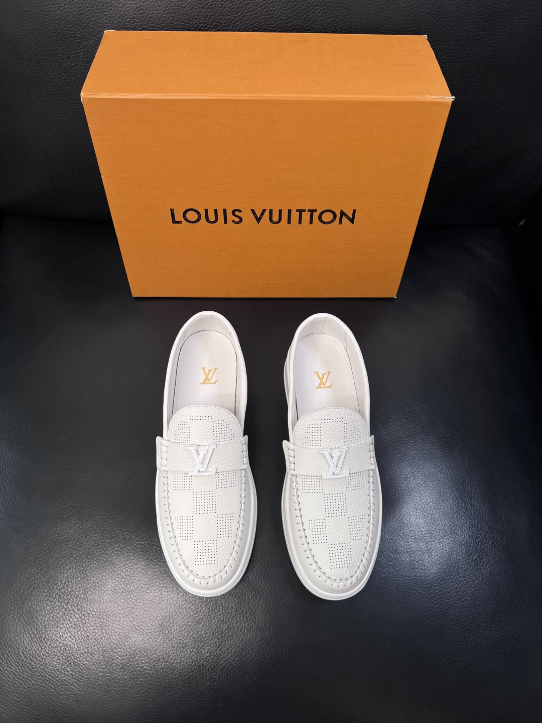 Lv  高品质  顶级工艺品  路易威登，运动板鞋专柜同步，鞋面意大利进口，高品质拼接缤纷色彩复杂工艺品