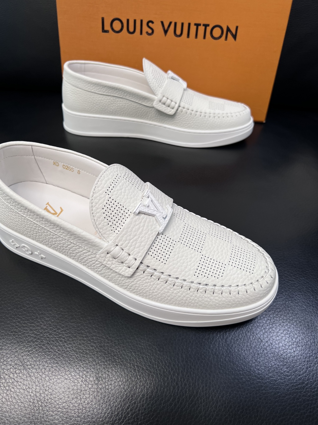 Lv  高品质  顶级工艺品  路易威登，运动板鞋专柜同步，鞋面意大利进口，高品质拼接缤纷色彩复杂工艺品