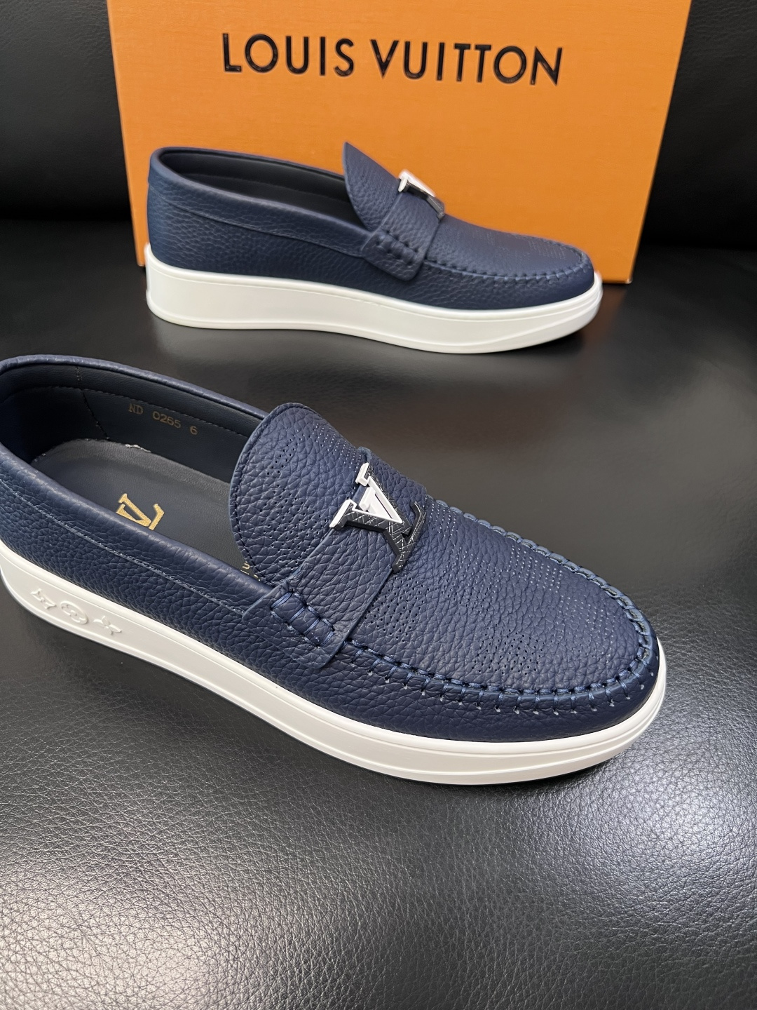 Lv  高品质  顶级工艺品  路易威登，运动板鞋专柜同步，鞋面意大利进口，高品质拼接缤纷色彩复杂工艺品