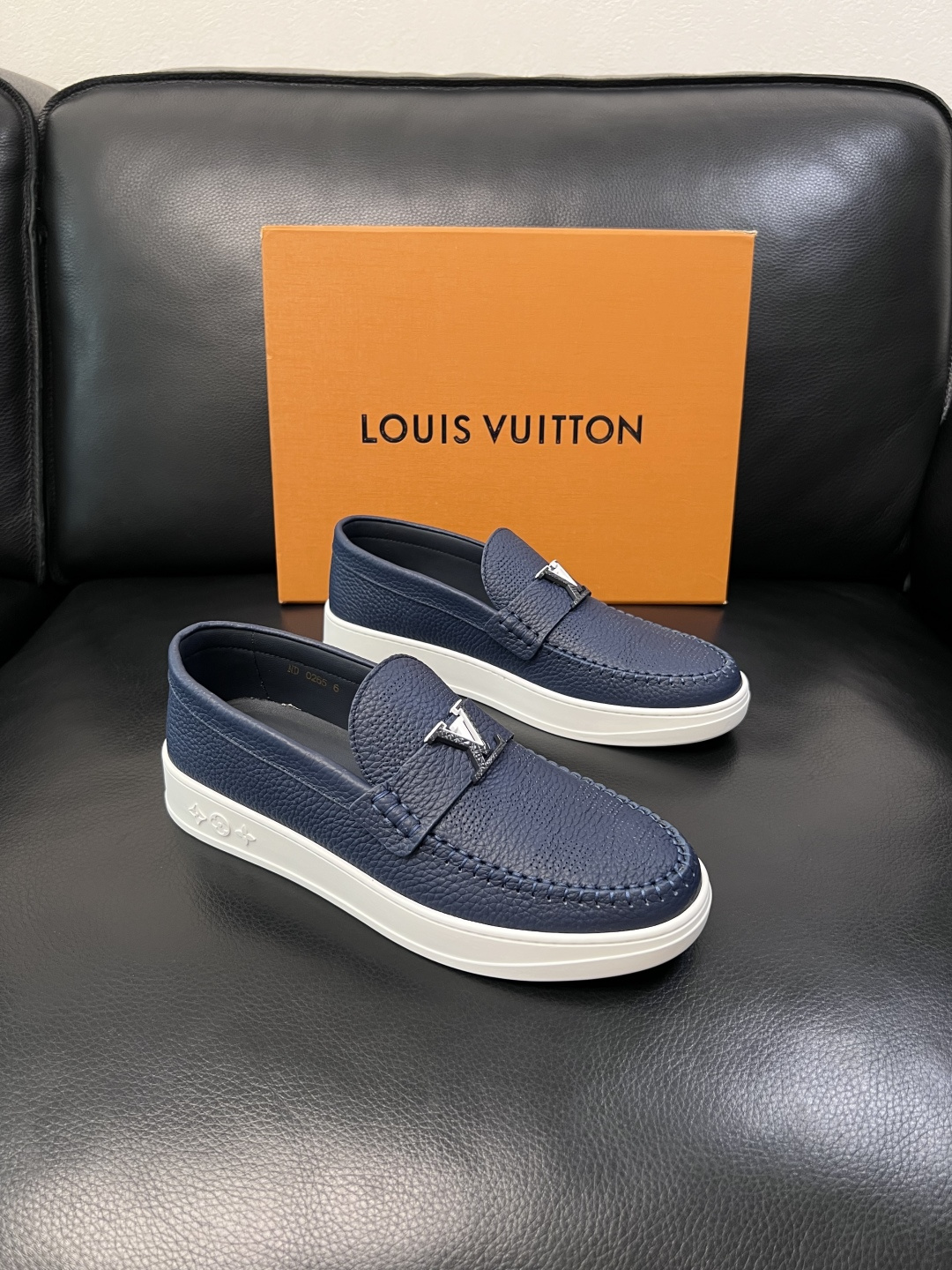 Lv  高品质  顶级工艺品  路易威登，运动板鞋专柜同步，鞋面意大利进口，高品质拼接缤纷色彩复杂工艺品