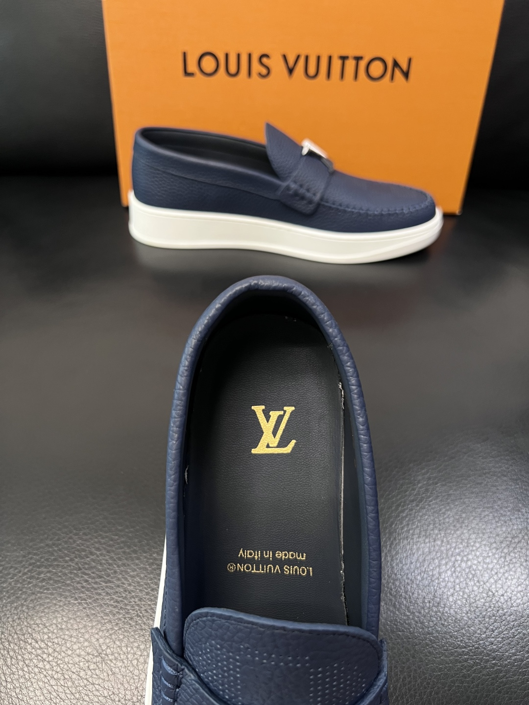 Lv  高品质  顶级工艺品  路易威登，运动板鞋专柜同步，鞋面意大利进口，高品质拼接缤纷色彩复杂工艺品