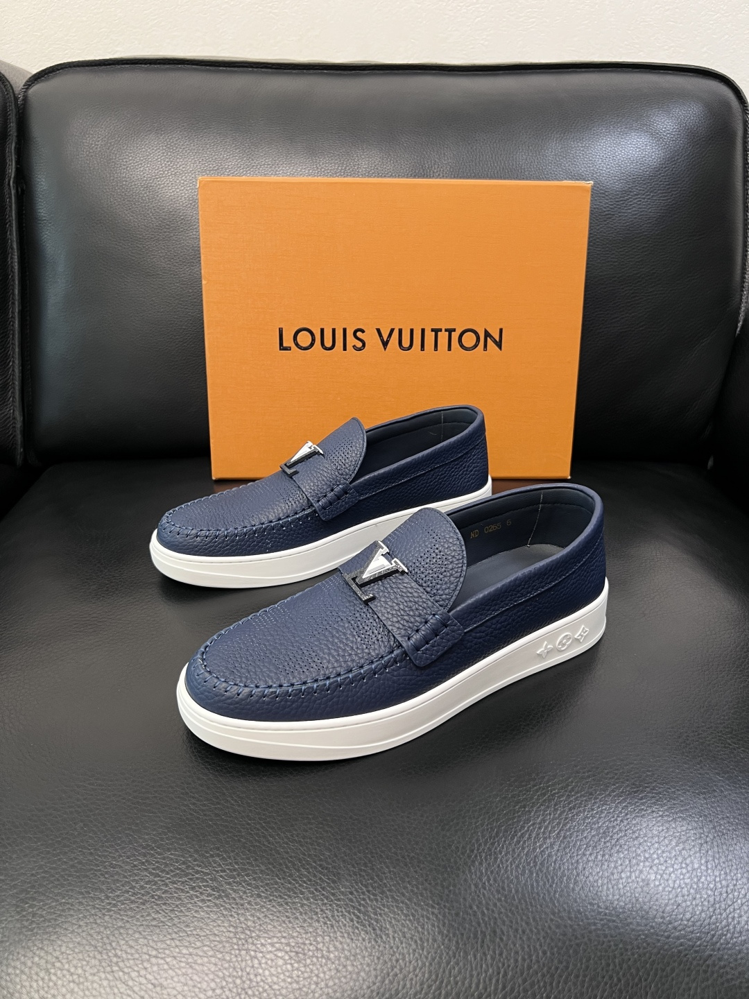 Lv  高品质  顶级工艺品  路易威登，运动板鞋专柜同步，鞋面意大利进口，高品质拼接缤纷色彩复杂工艺品