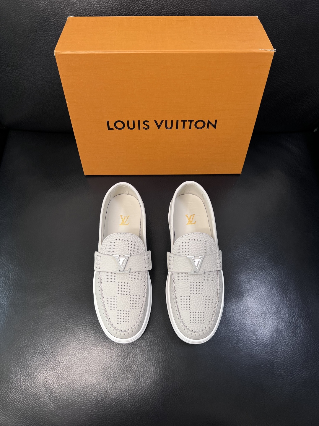 Lv  高品质  顶级工艺品  路易威登，运动板鞋专柜同步，鞋面意大利进口，高品质拼接缤纷色彩复杂工艺品