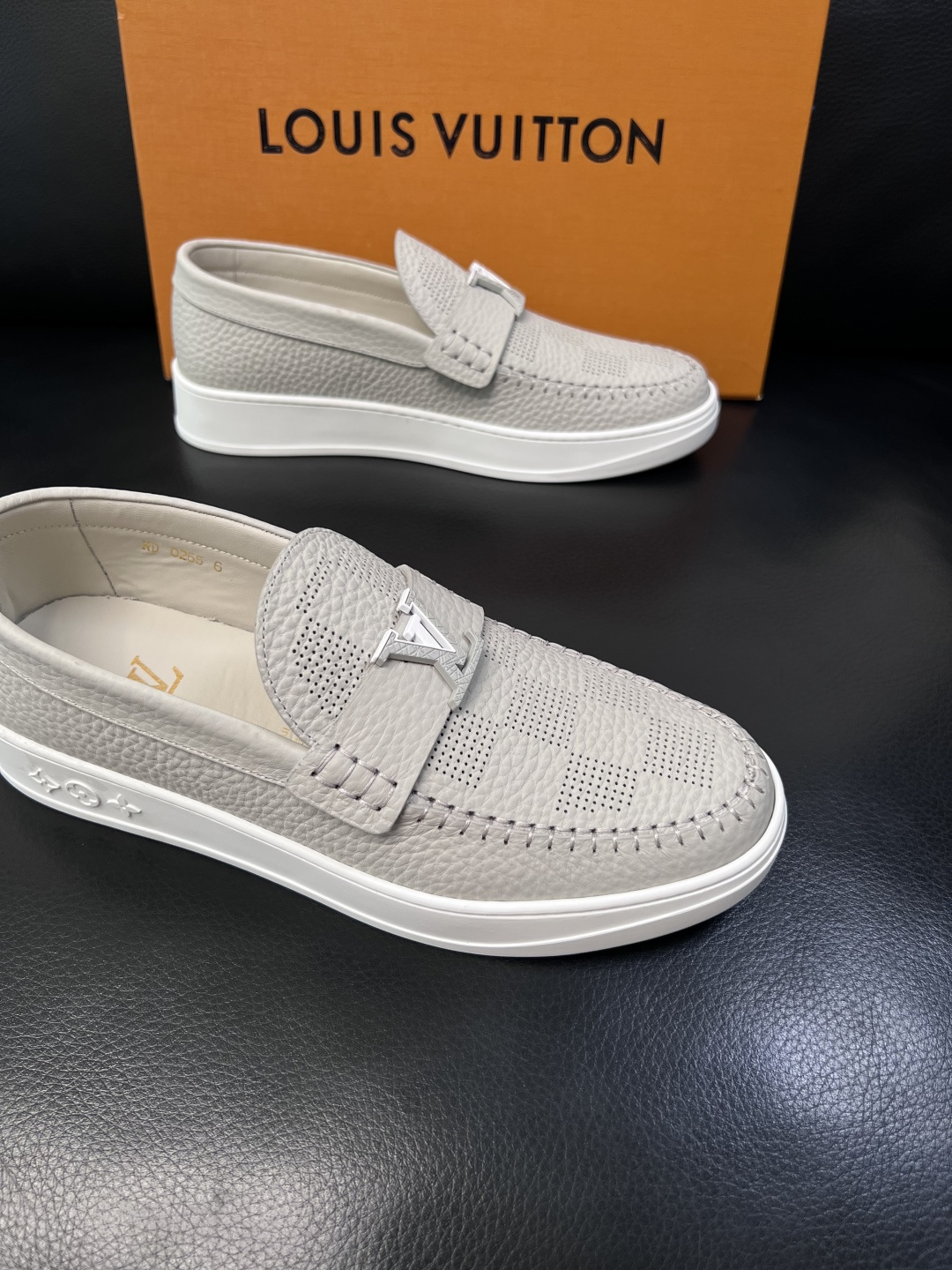 Lv  高品质  顶级工艺品  路易威登，运动板鞋专柜同步，鞋面意大利进口，高品质拼接缤纷色彩复杂工艺品