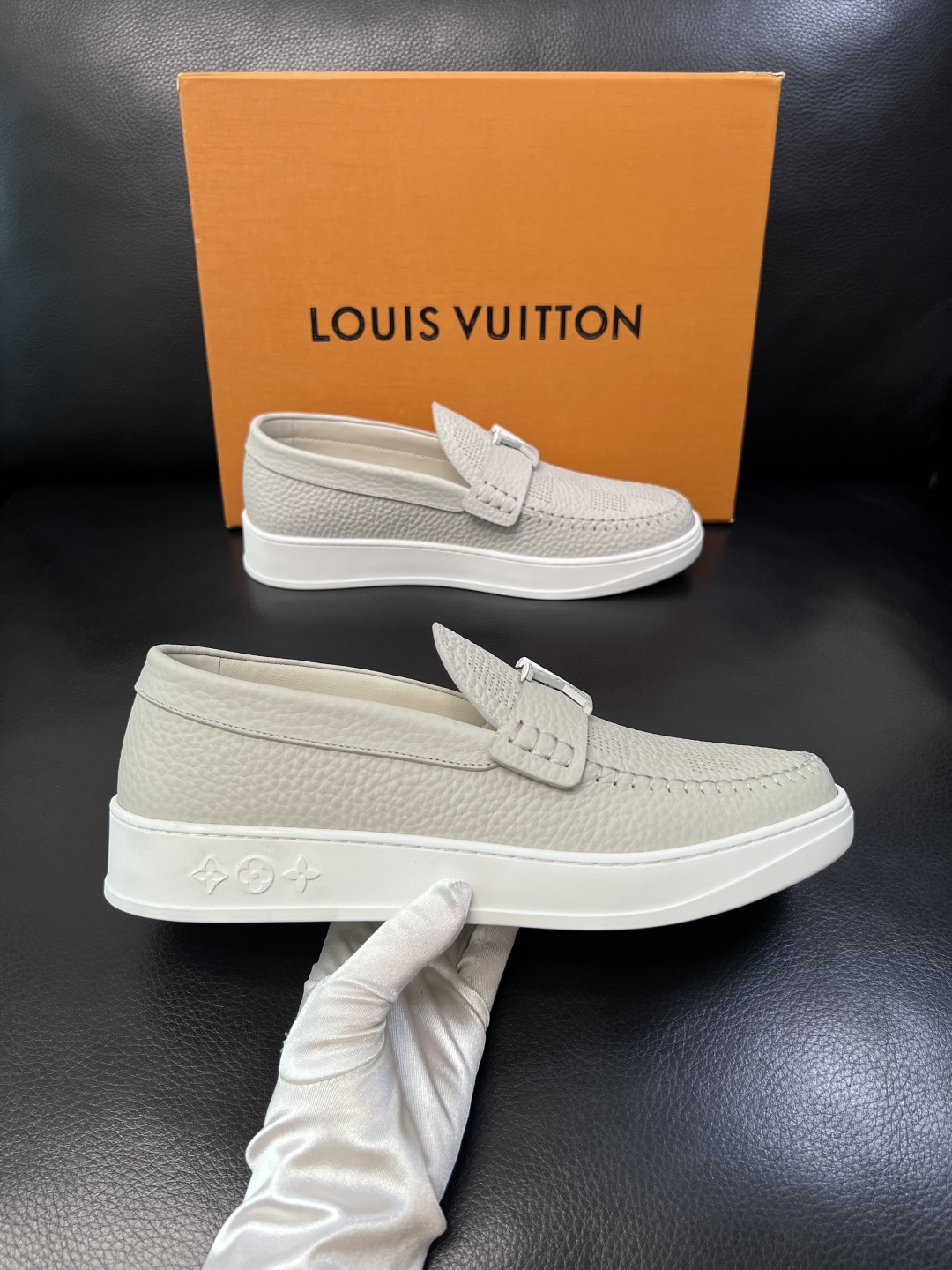 Lv  高品质  顶级工艺品  路易威登，运动板鞋专柜同步，鞋面意大利进口，高品质拼接缤纷色彩复杂工艺品