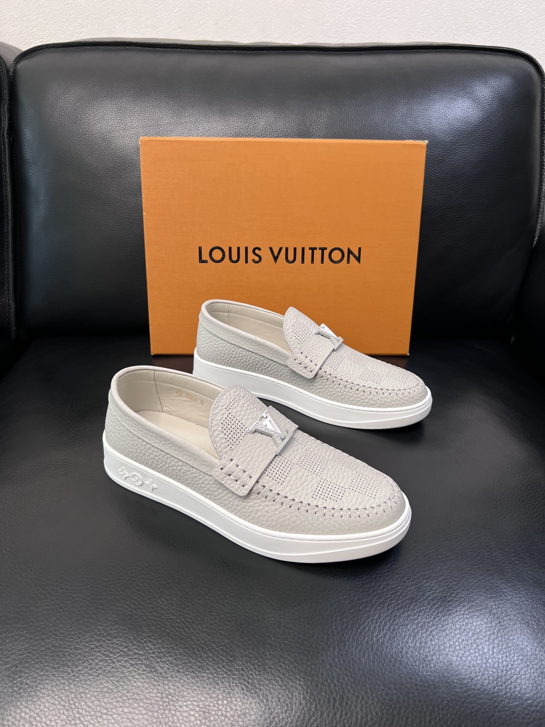 NO:832869,Lv high-quality top crafts Louis Vuitton, sports sneakers counter synchronization, uppers imported from Italy, high-quality splicing colorful and complex crafts, imported cowhide lining is soft and comfortable, original soles are specially provided by the original factory, TPU exclusive movable molded soles are super comfortable, original factory follow-up goods, code number 39-44 (customized 38 45),, louis vuitton, louis vuitton, cowhide19860909Lv 高品质 顶级工艺品 路易威登,运动板鞋专柜同步,鞋面意大利进口,高品质拼接缤纷色彩复杂工艺品,进口牛皮里垫柔软舒适,鞋底原厂特供原版底,TPU独家活动成型底超级舒适,原厂跟单货,码数 39-44（订做 38 45）,,louis vuitton,louis vuitton,cowhide,Men's shoes