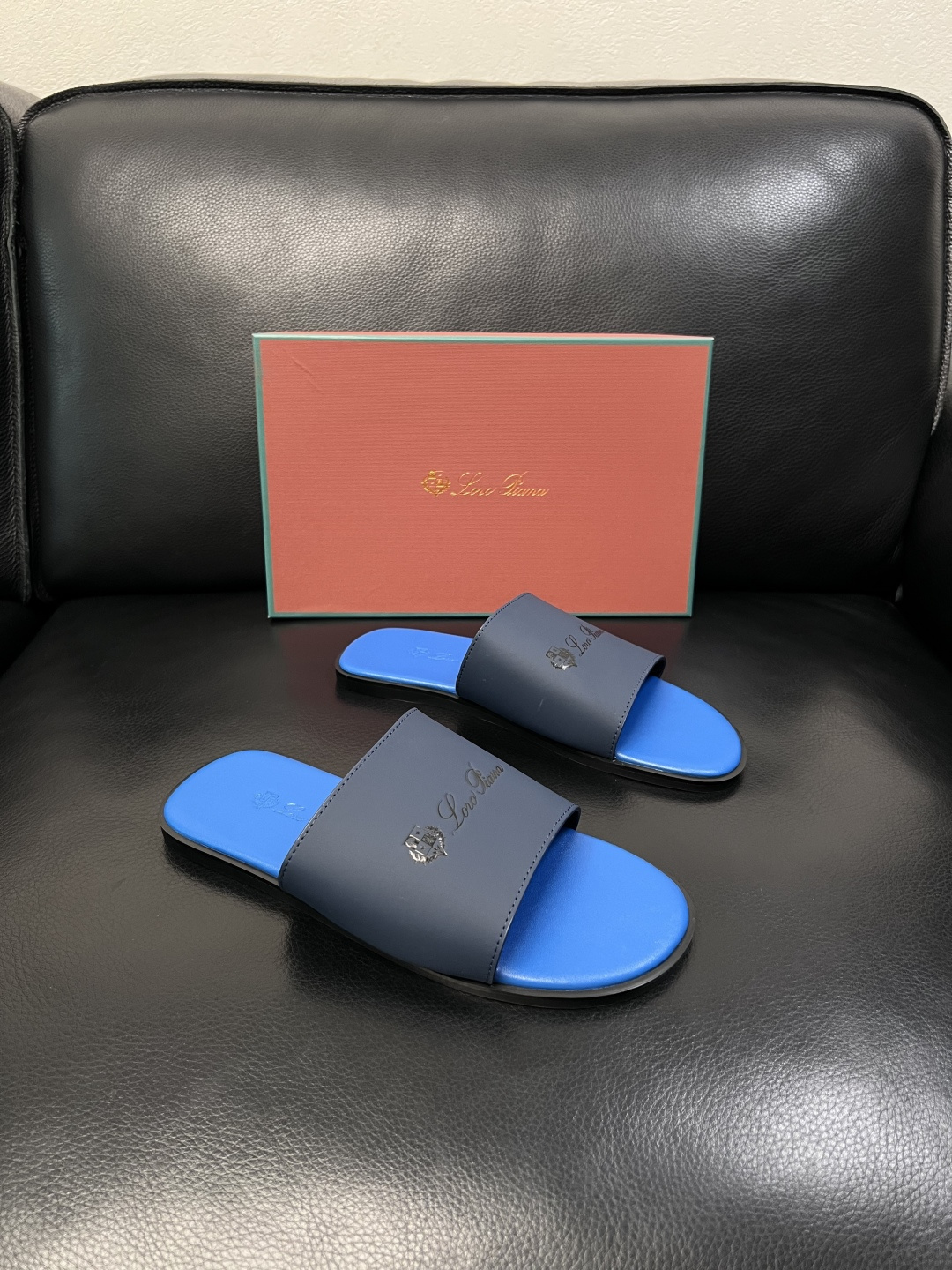 NO:833738,Loro piana is a high-quality top handicraft. The new slippers counter of Loro Piana is equipped with the original factory configuration. The uppers are imported cowhide fabrics from Italy. High-quality splicing technology. The original soles are specially provided by the original factory. The exclusive movable molded soles are super comfortable. The original factory and single goods are welcome to compare. The code number is 39-44 (order 38 45 46), loro piana, slippers, cowhide19860909Loro piana 高品质 顶级工艺品 诺悠翩雅 拖鞋新品专柜同步原厂配置,鞋面意大利进口牛皮面料,高品质拼接工艺,鞋底原厂特供原版底,独家活动成型底超级舒适,原厂跟单货,欢迎对比,码数 39-44（ 订 38 45 46）,,loro piana,slippers,cowhide,Men's shoes