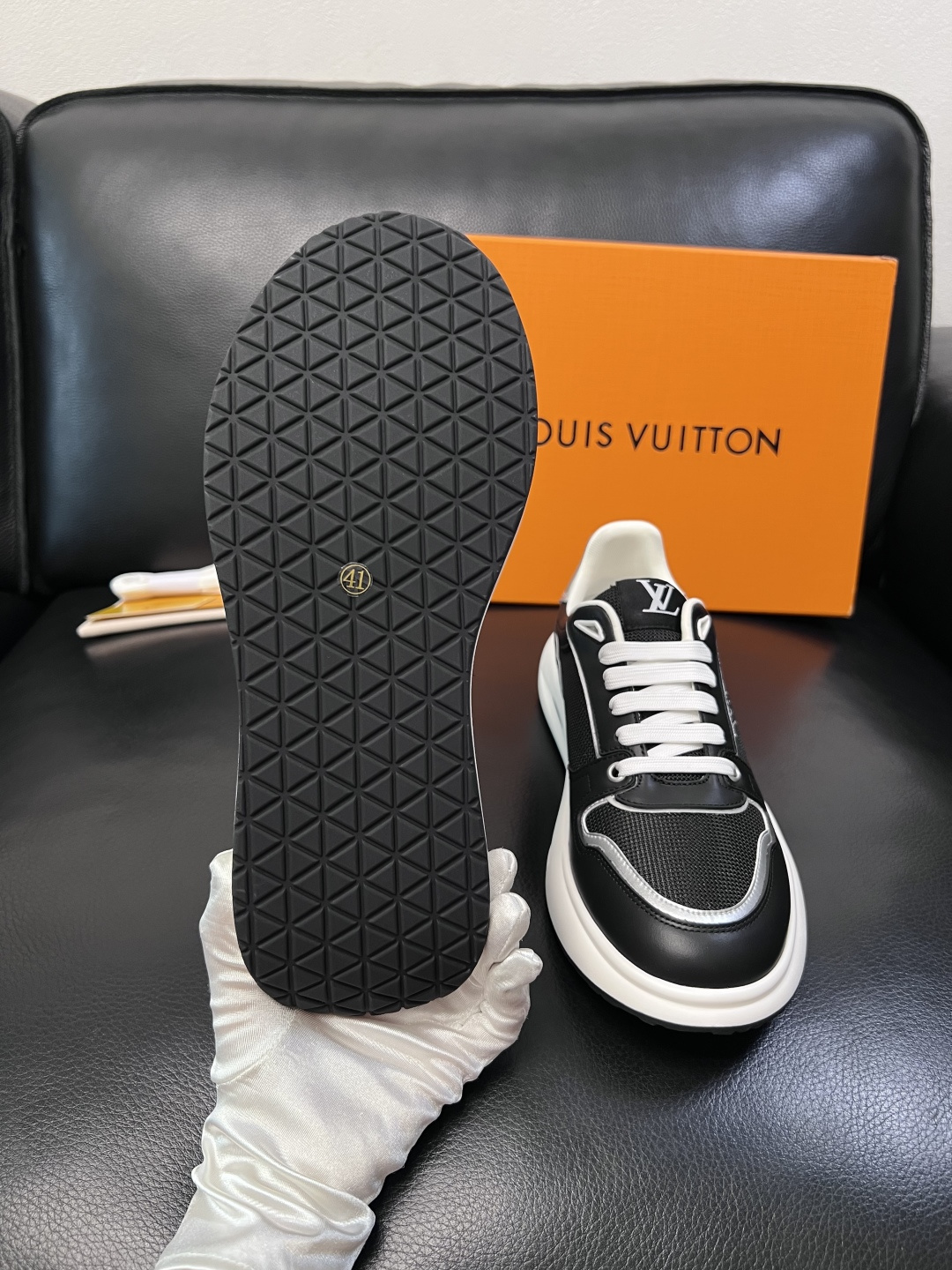 Lv 高品质  顶级工艺品  路易威登，专柜同步原厂配置，鞋面意大利进口，高品质拼接缤纷色彩复杂工艺品，