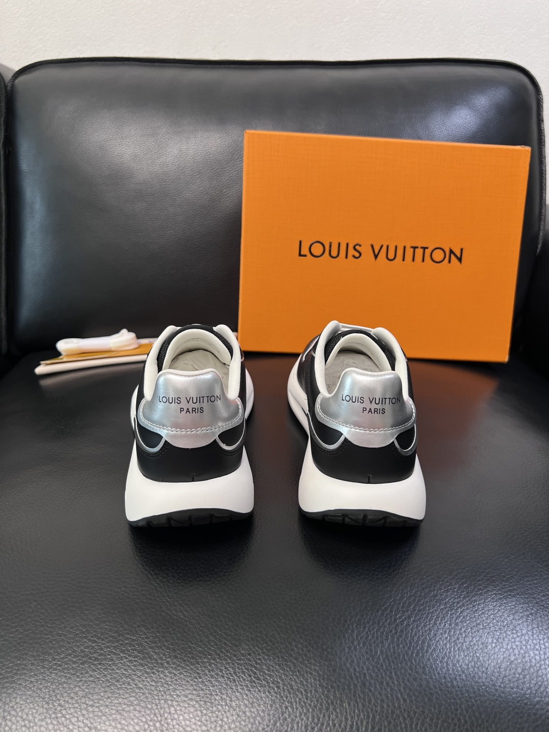 Lv 高品质  顶级工艺品  路易威登，专柜同步原厂配置，鞋面意大利进口，高品质拼接缤纷色彩复杂工艺品，