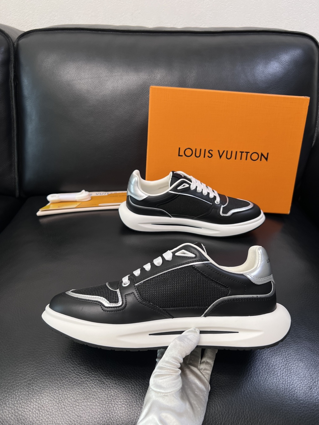 Lv 高品质  顶级工艺品  路易威登，专柜同步原厂配置，鞋面意大利进口，高品质拼接缤纷色彩复杂工艺品，