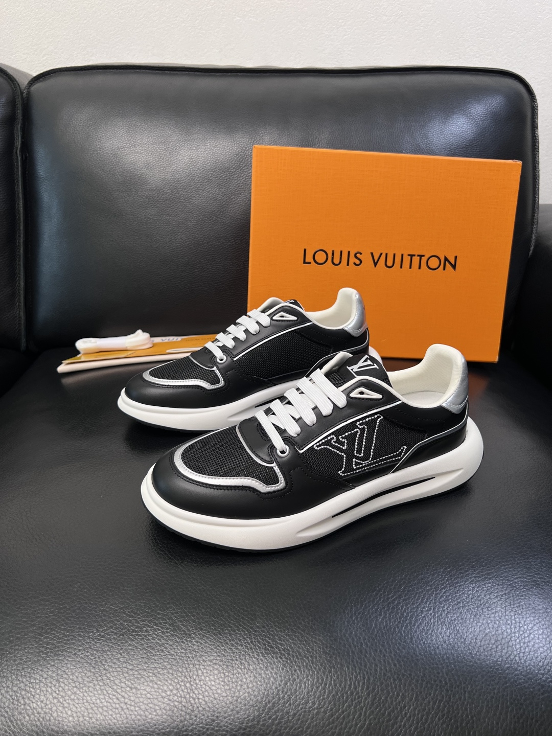 Lv 高品质  顶级工艺品  路易威登，专柜同步原厂配置，鞋面意大利进口，高品质拼接缤纷色彩复杂工艺品，