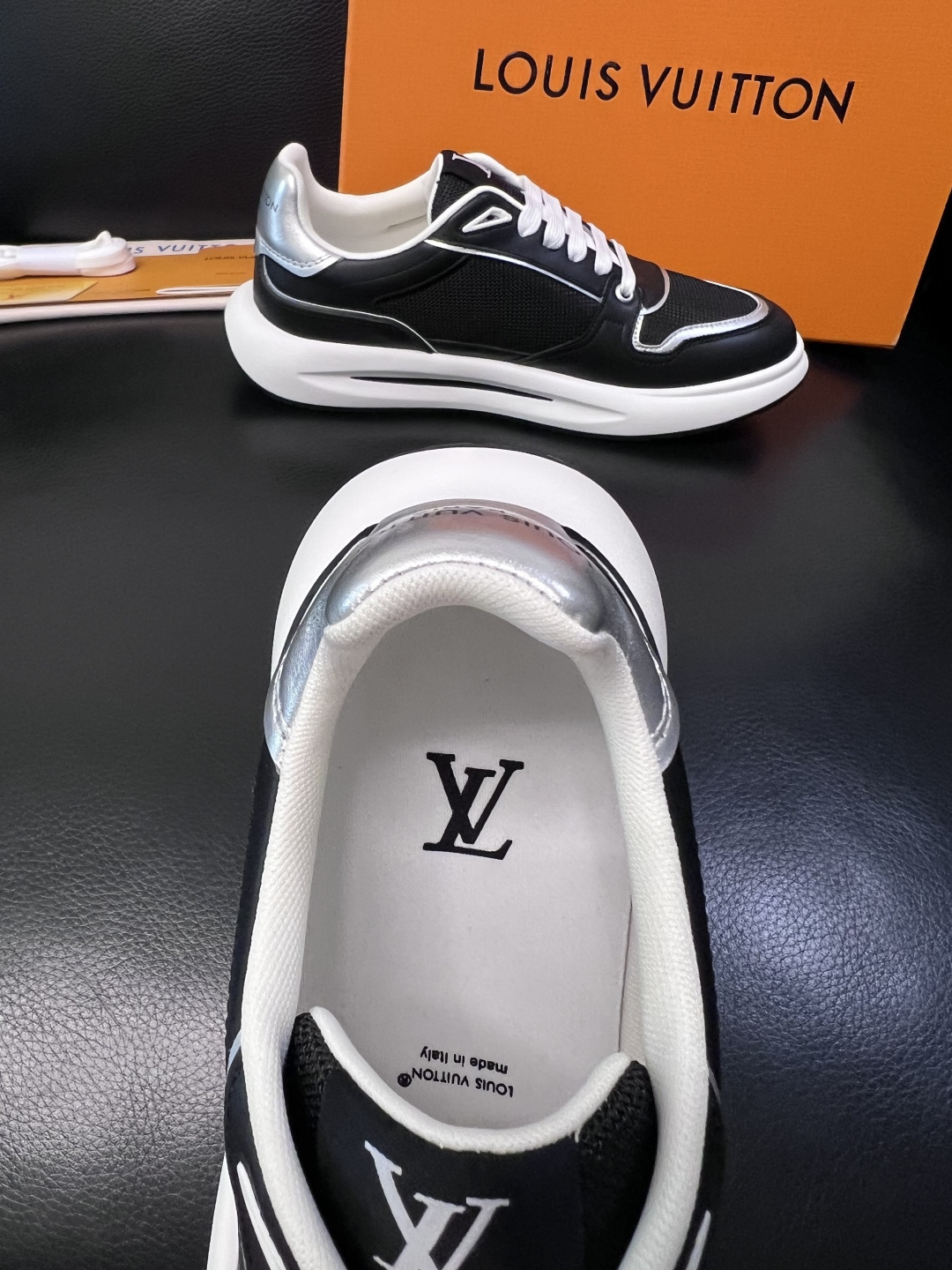 Lv 高品质  顶级工艺品  路易威登，专柜同步原厂配置，鞋面意大利进口，高品质拼接缤纷色彩复杂工艺品，