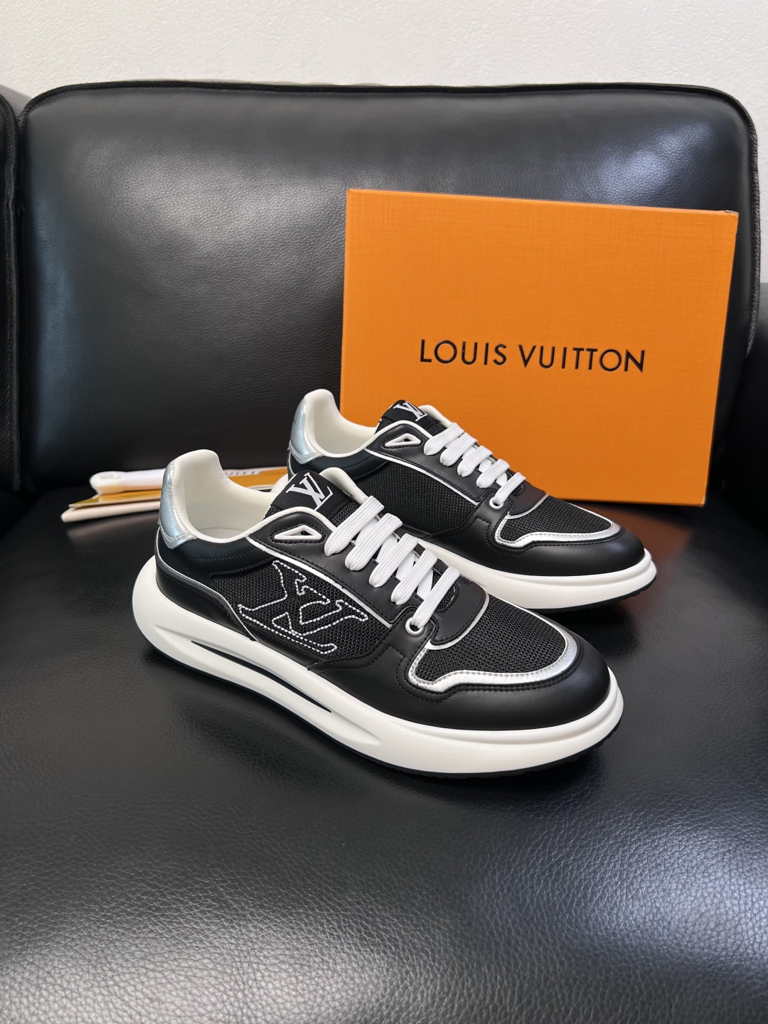 Lv 高品质  顶级工艺品  路易威登，专柜同步原厂配置，鞋面意大利进口，高品质拼接缤纷色彩复杂工艺品，