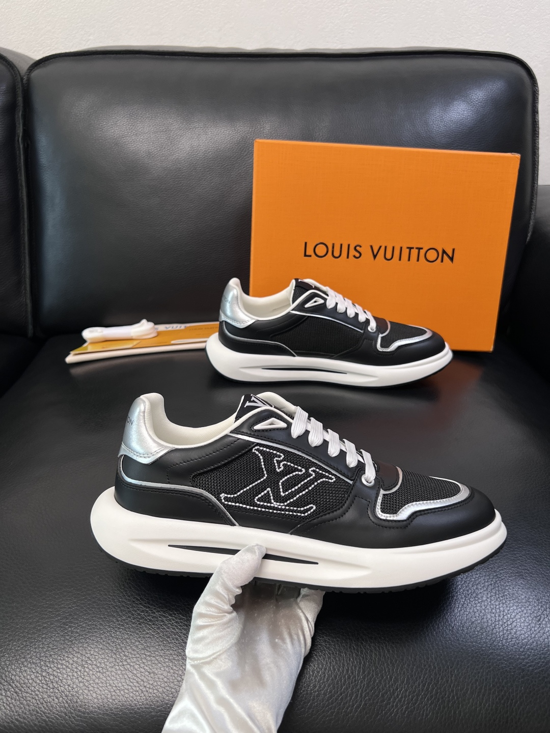 Lv 高品质  顶级工艺品  路易威登，专柜同步原厂配置，鞋面意大利进口，高品质拼接缤纷色彩复杂工艺品，