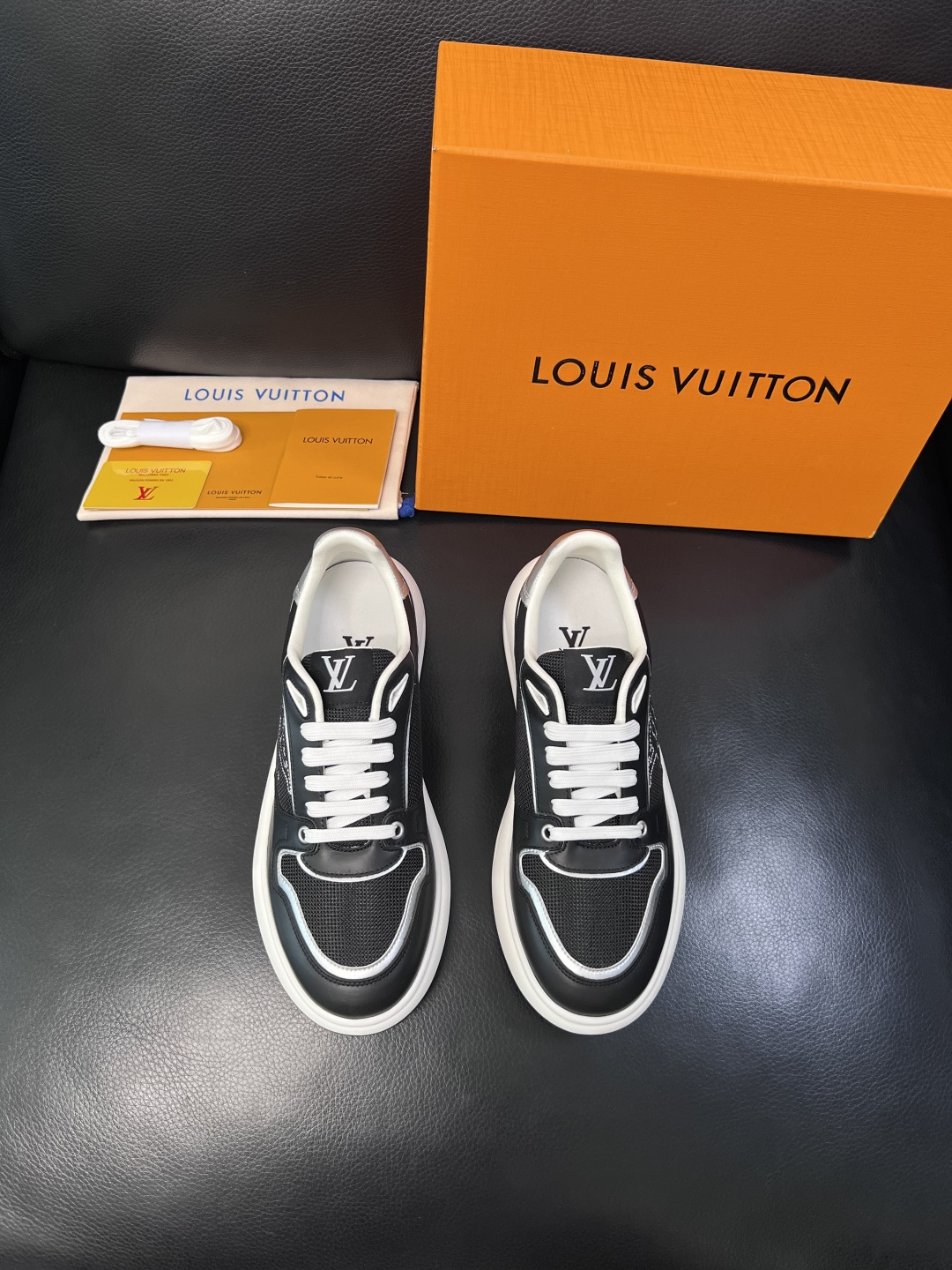 Lv 高品质  顶级工艺品  路易威登，专柜同步原厂配置，鞋面意大利进口，高品质拼接缤纷色彩复杂工艺品，