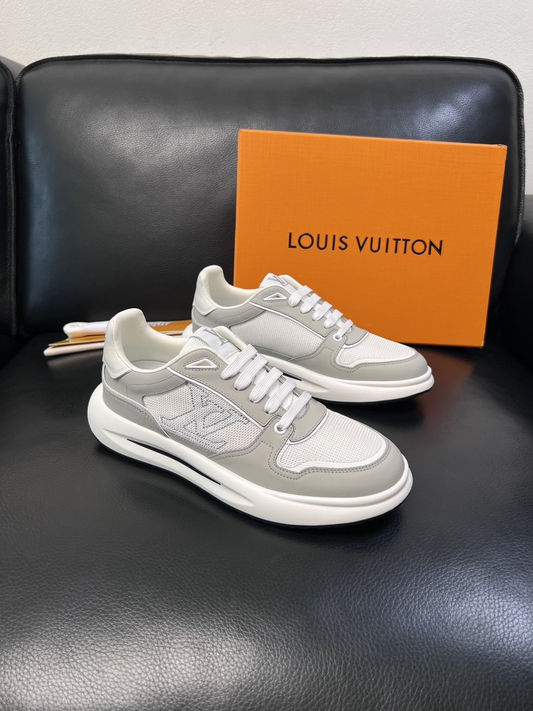 Lv 高品质  顶级工艺品  路易威登，专柜同步原厂配置，鞋面意大利进口，高品质拼接缤纷色彩复杂工艺品，
