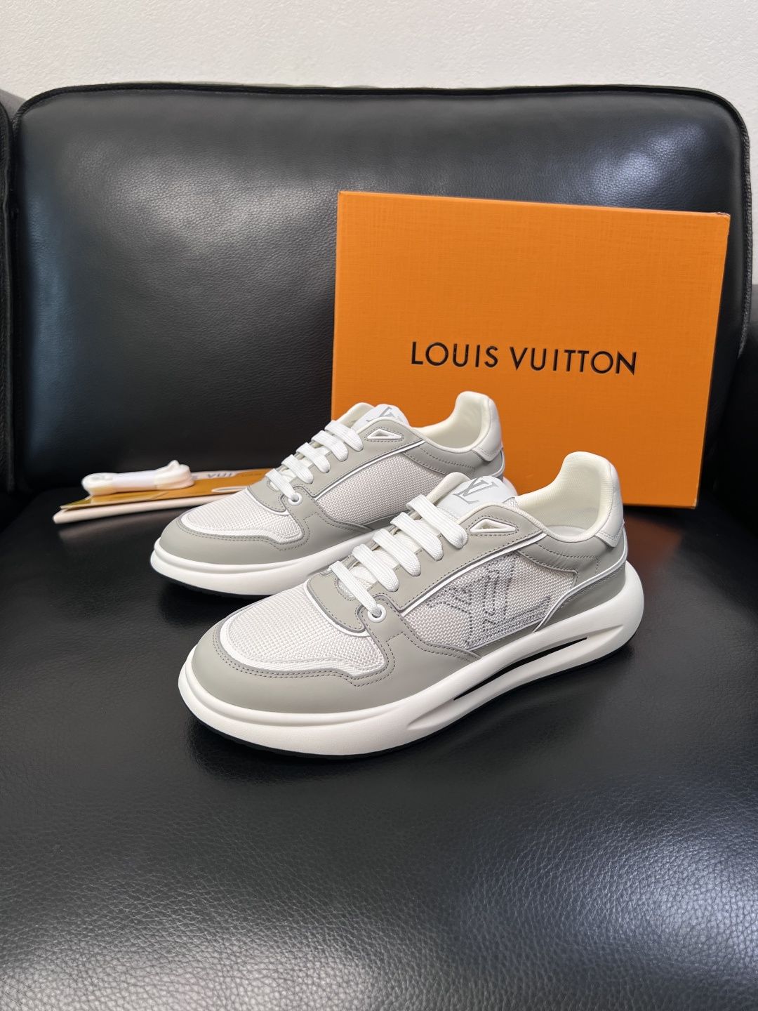 Lv 高品质  顶级工艺品  路易威登，专柜同步原厂配置，鞋面意大利进口，高品质拼接缤纷色彩复杂工艺品，