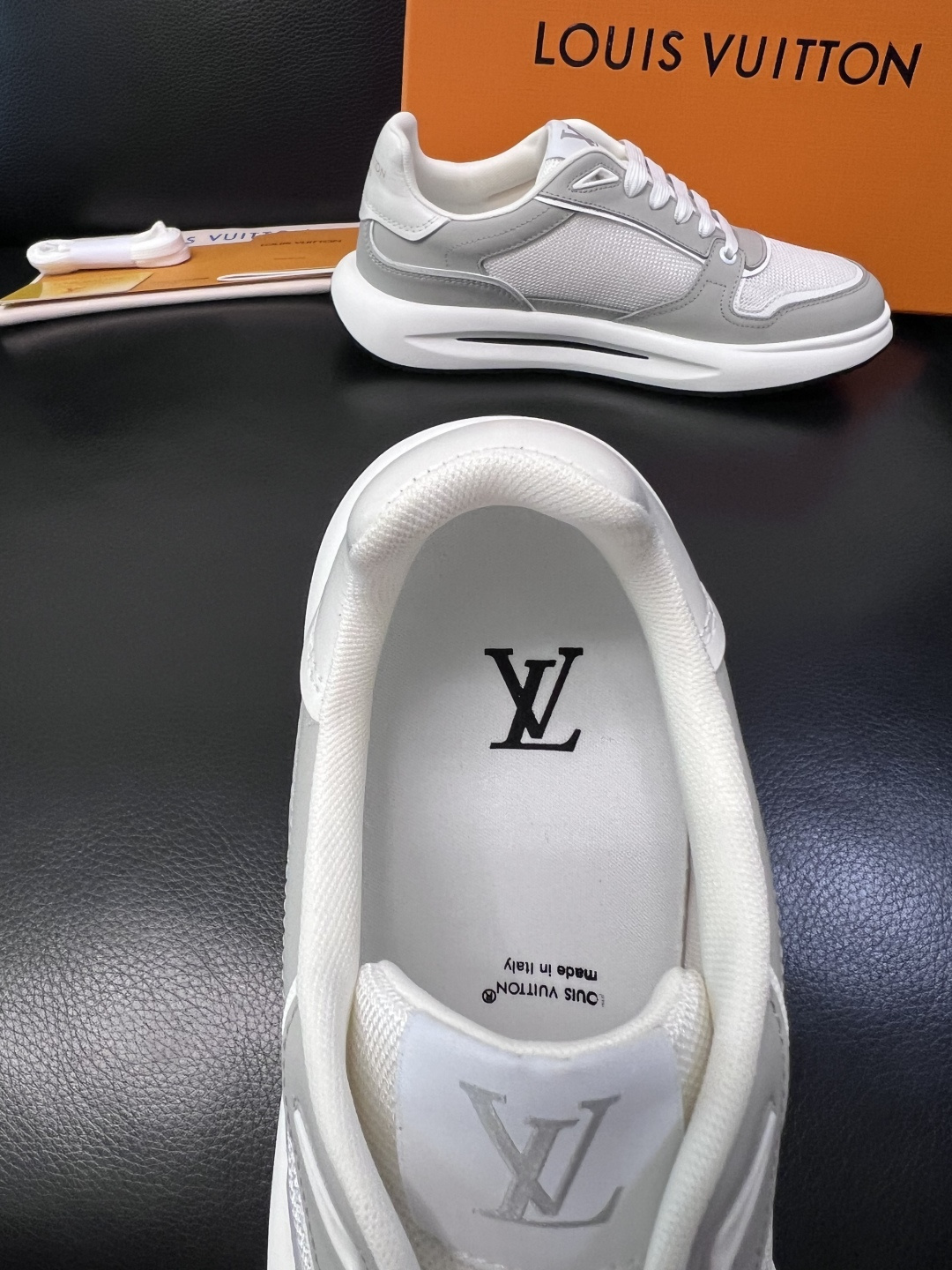 Lv 高品质  顶级工艺品  路易威登，专柜同步原厂配置，鞋面意大利进口，高品质拼接缤纷色彩复杂工艺品，