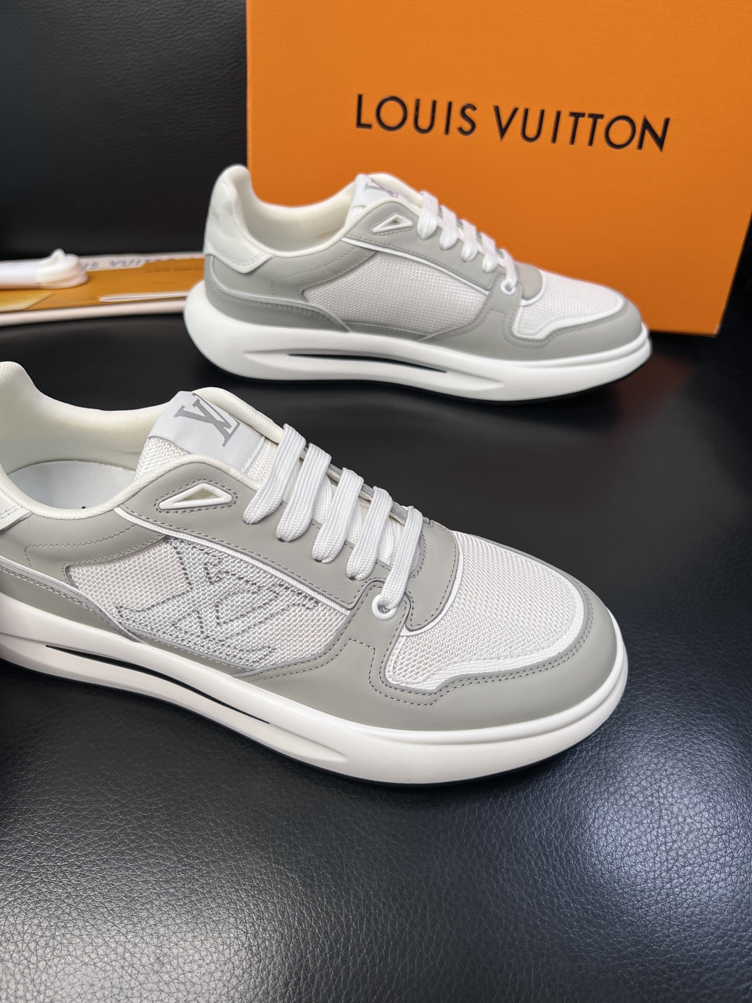 Lv 高品质  顶级工艺品  路易威登，专柜同步原厂配置，鞋面意大利进口，高品质拼接缤纷色彩复杂工艺品，