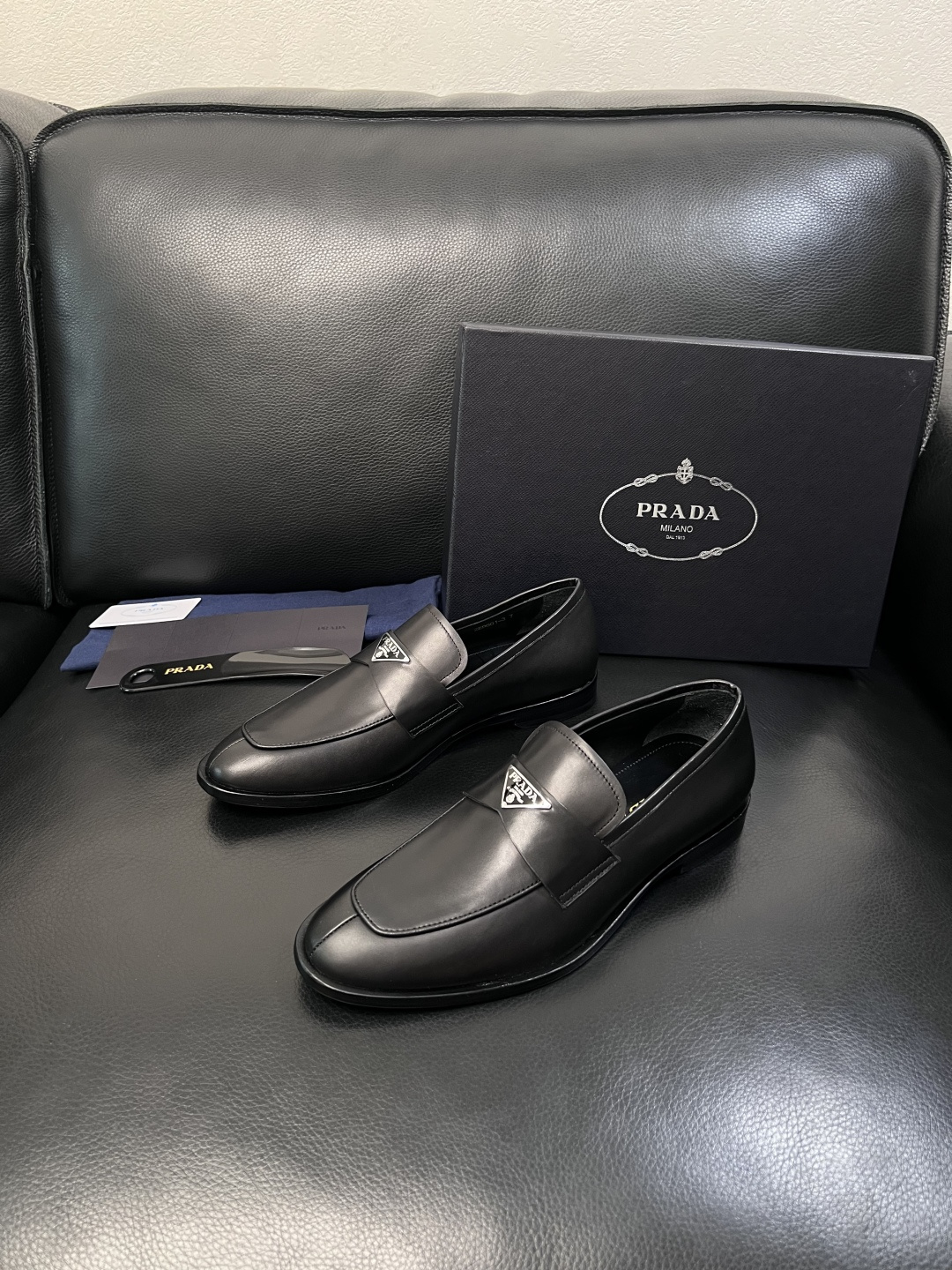 PRADA  高品质  顶级工艺品 普拉达 皮鞋专柜同步 原厂配置，意大利进口原版牛皮面料，透气舒适进口