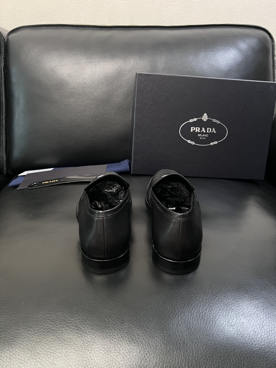 PRADA  高品质  顶级工艺品 普拉达 皮鞋专柜同步 原厂配置，意大利进口原版牛皮面料，透气舒适进口