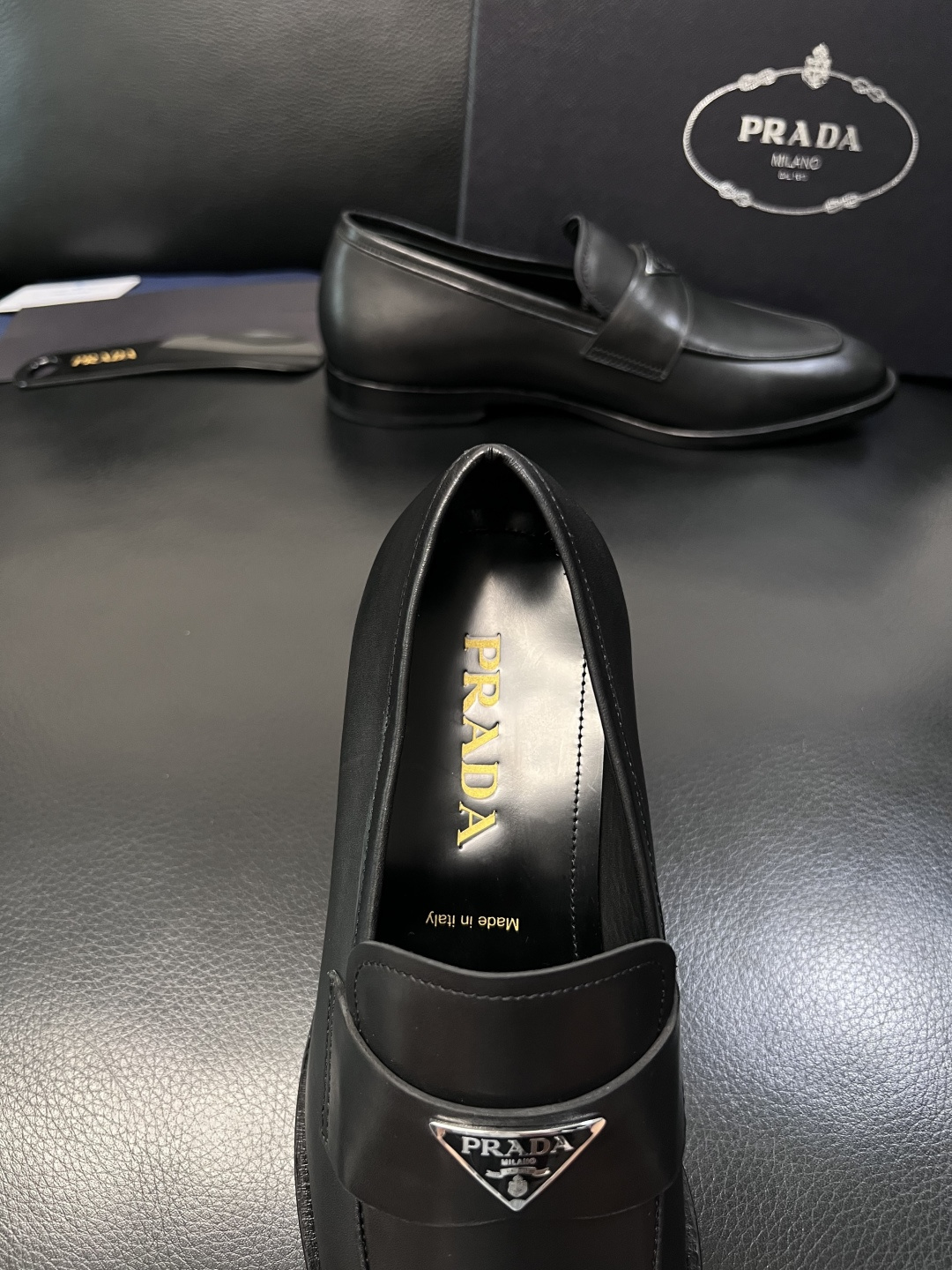PRADA  高品质  顶级工艺品 普拉达 皮鞋专柜同步 原厂配置，意大利进口原版牛皮面料，透气舒适进口