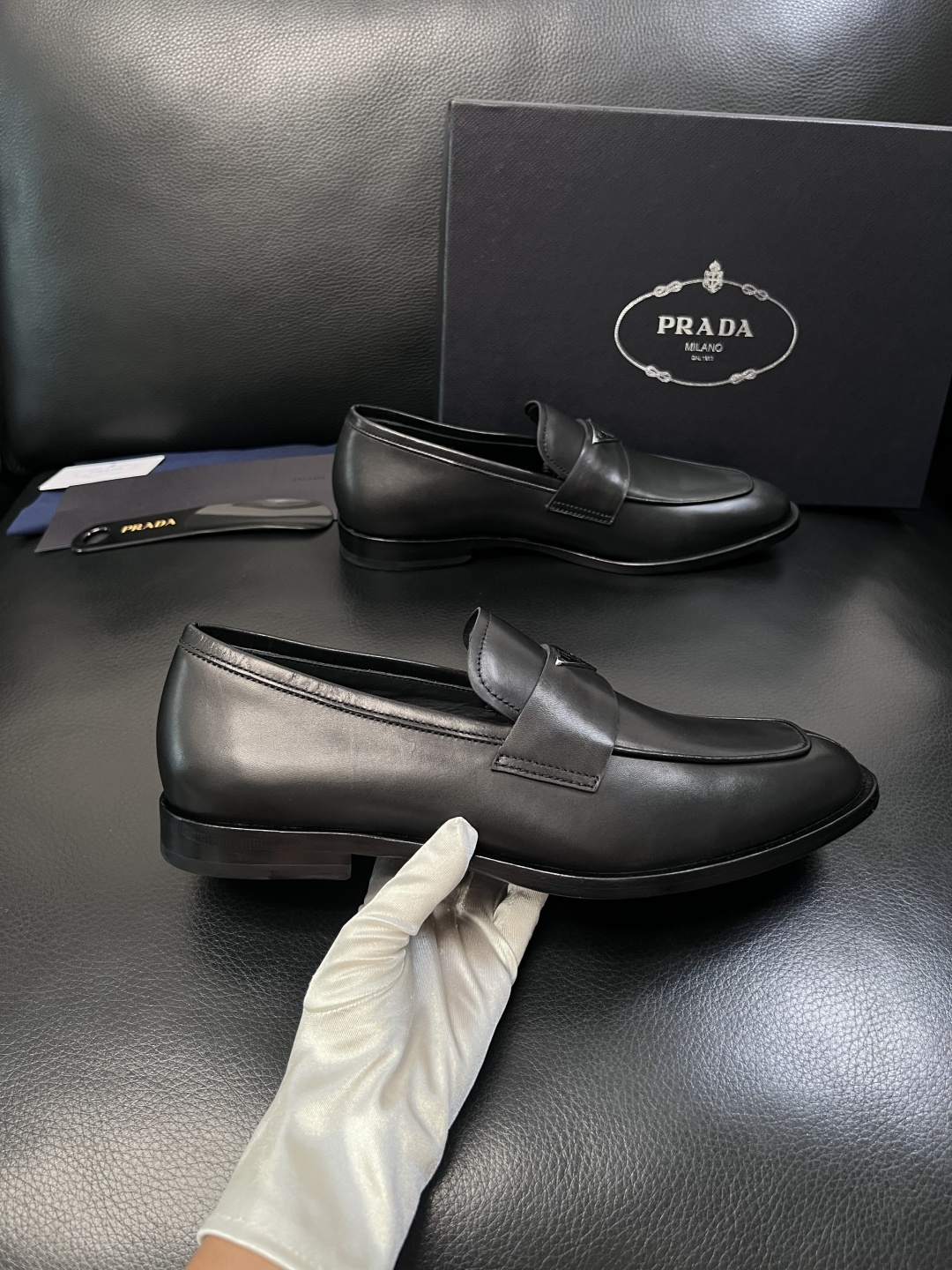 PRADA  高品质  顶级工艺品 普拉达 皮鞋专柜同步 原厂配置，意大利进口原版牛皮面料，透气舒适进口