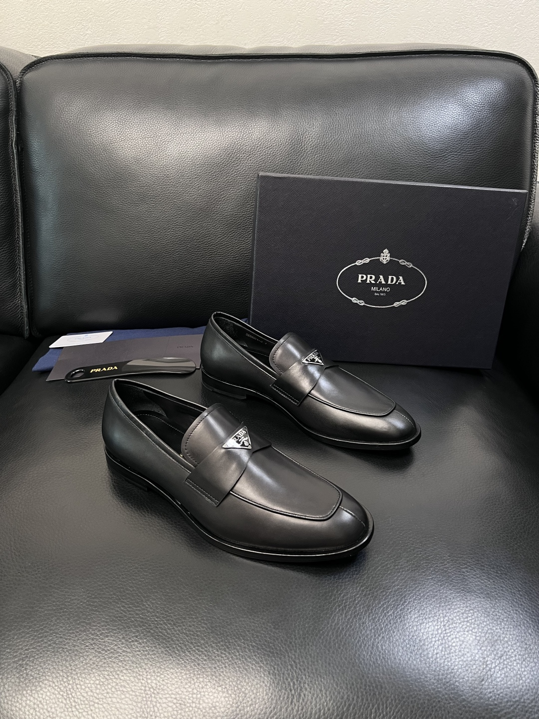 PRADA  高品质  顶级工艺品 普拉达 皮鞋专柜同步 原厂配置，意大利进口原版牛皮面料，透气舒适进口