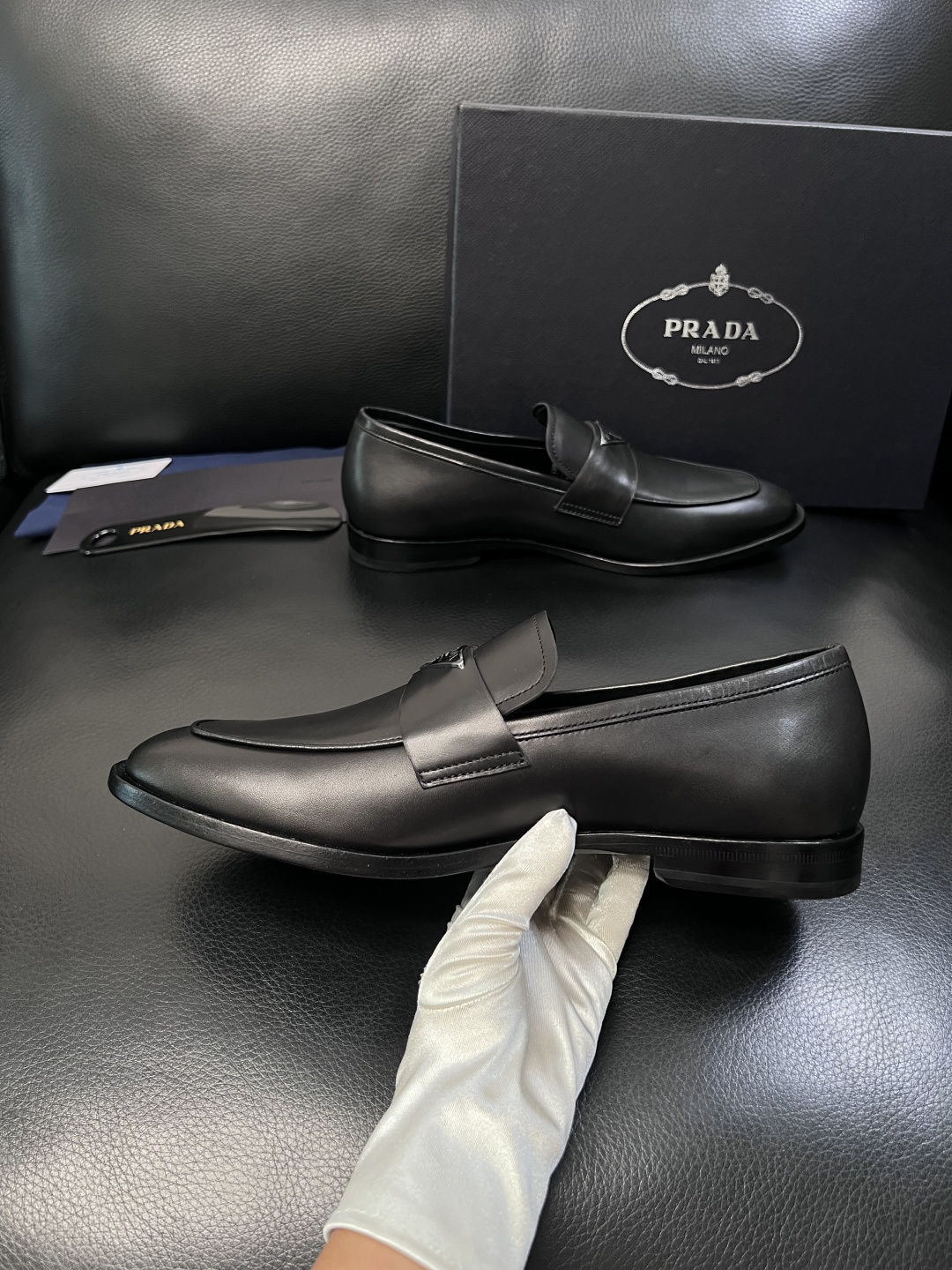 PRADA  高品质  顶级工艺品 普拉达 皮鞋专柜同步 原厂配置，意大利进口原版牛皮面料，透气舒适进口