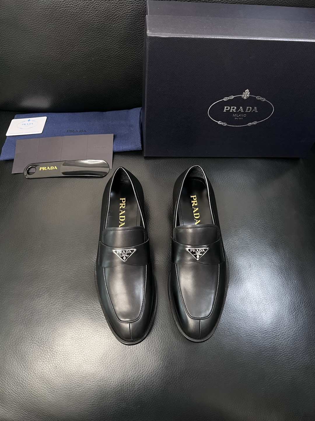 PRADA  高品质  顶级工艺品 普拉达 皮鞋专柜同步 原厂配置，意大利进口原版牛皮面料，透气舒适进口