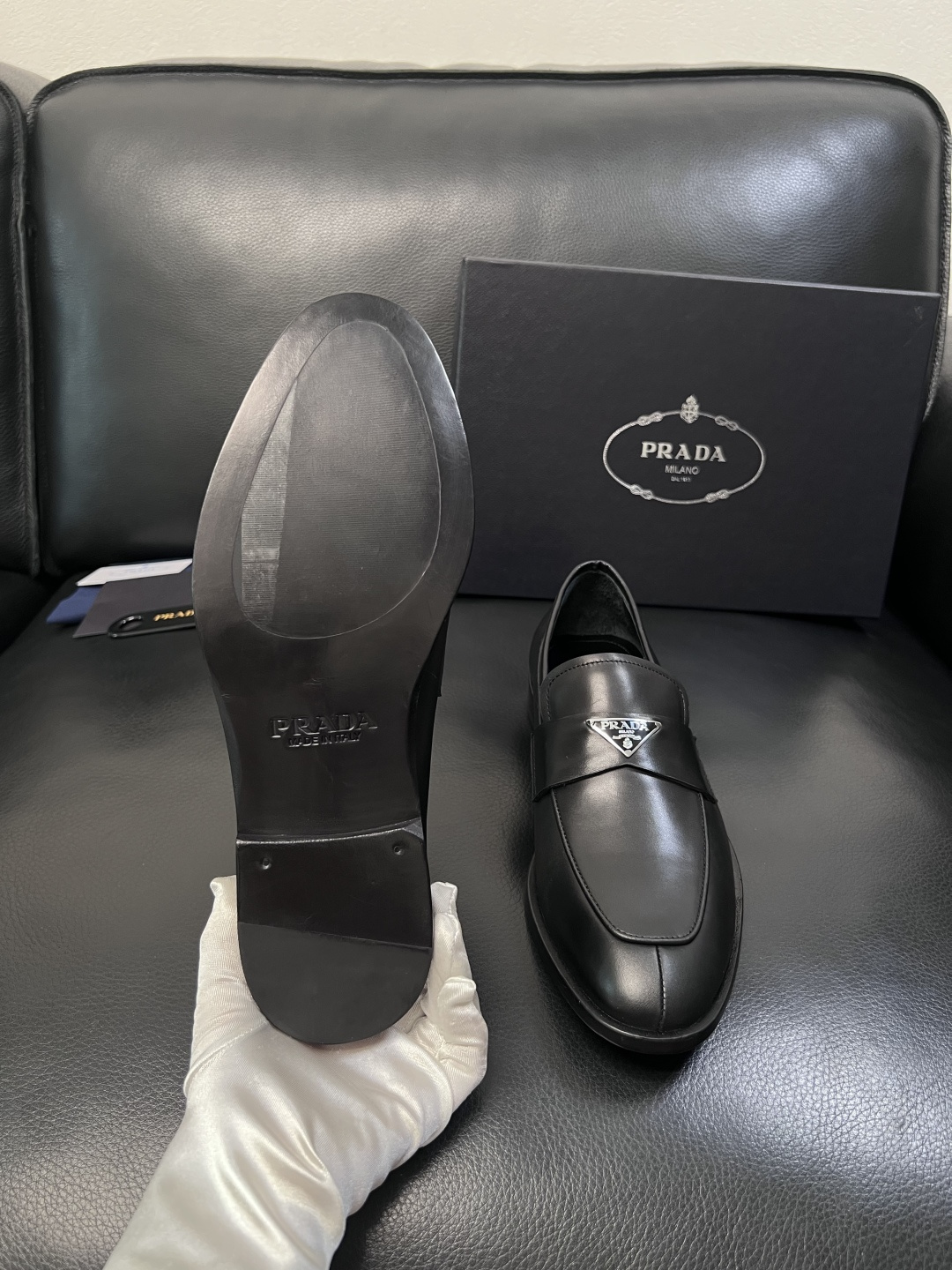 PRADA  高品质  顶级工艺品 普拉达 皮鞋专柜同步 原厂配置，意大利进口原版牛皮面料，透气舒适进口
