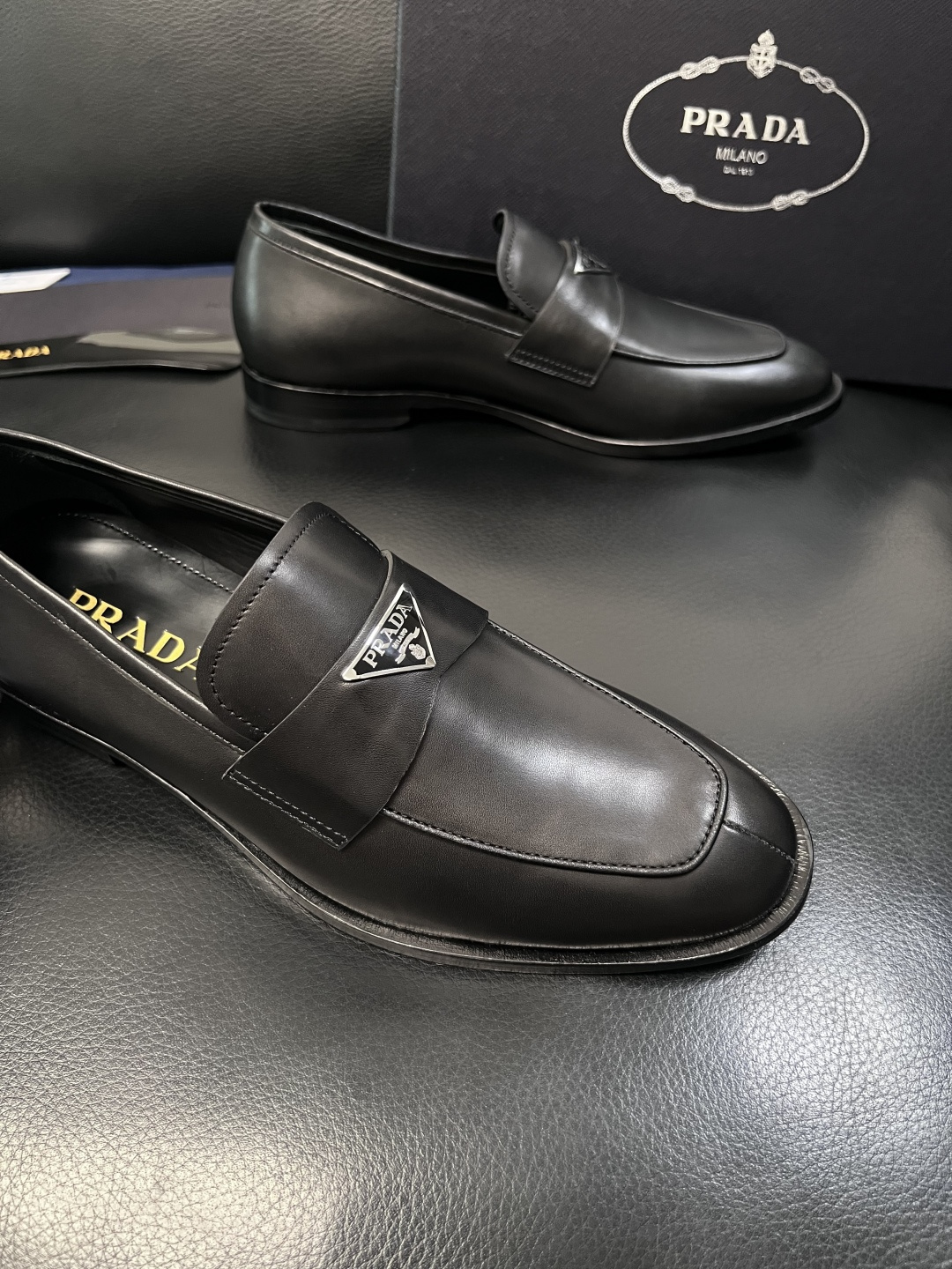 PRADA  高品质  顶级工艺品 普拉达 皮鞋专柜同步 原厂配置，意大利进口原版牛皮面料，透气舒适进口