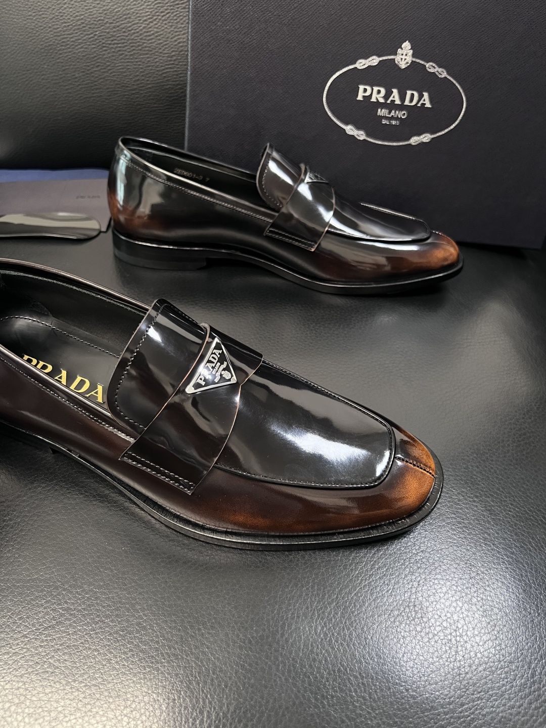 PRADA  高品质  顶级工艺品 普拉达 皮鞋专柜同步 原厂配置，意大利进口原版牛皮面料，透气舒适进口