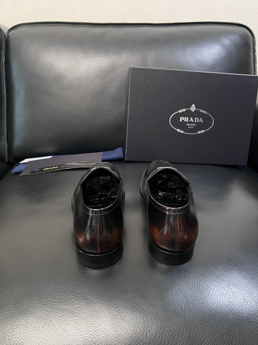 PRADA  高品质  顶级工艺品 普拉达 皮鞋专柜同步 原厂配置，意大利进口原版牛皮面料，透气舒适进口