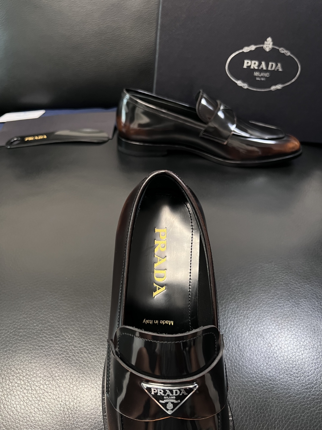PRADA  高品质  顶级工艺品 普拉达 皮鞋专柜同步 原厂配置，意大利进口原版牛皮面料，透气舒适进口