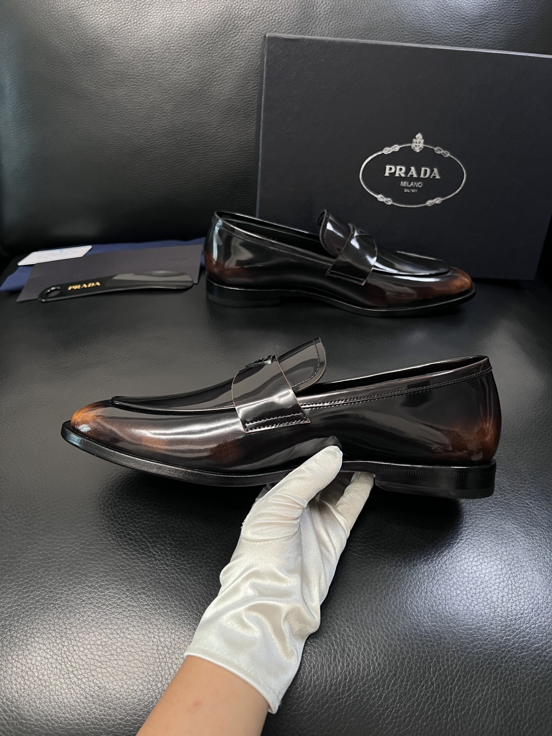 PRADA  高品质  顶级工艺品 普拉达 皮鞋专柜同步 原厂配置，意大利进口原版牛皮面料，透气舒适进口